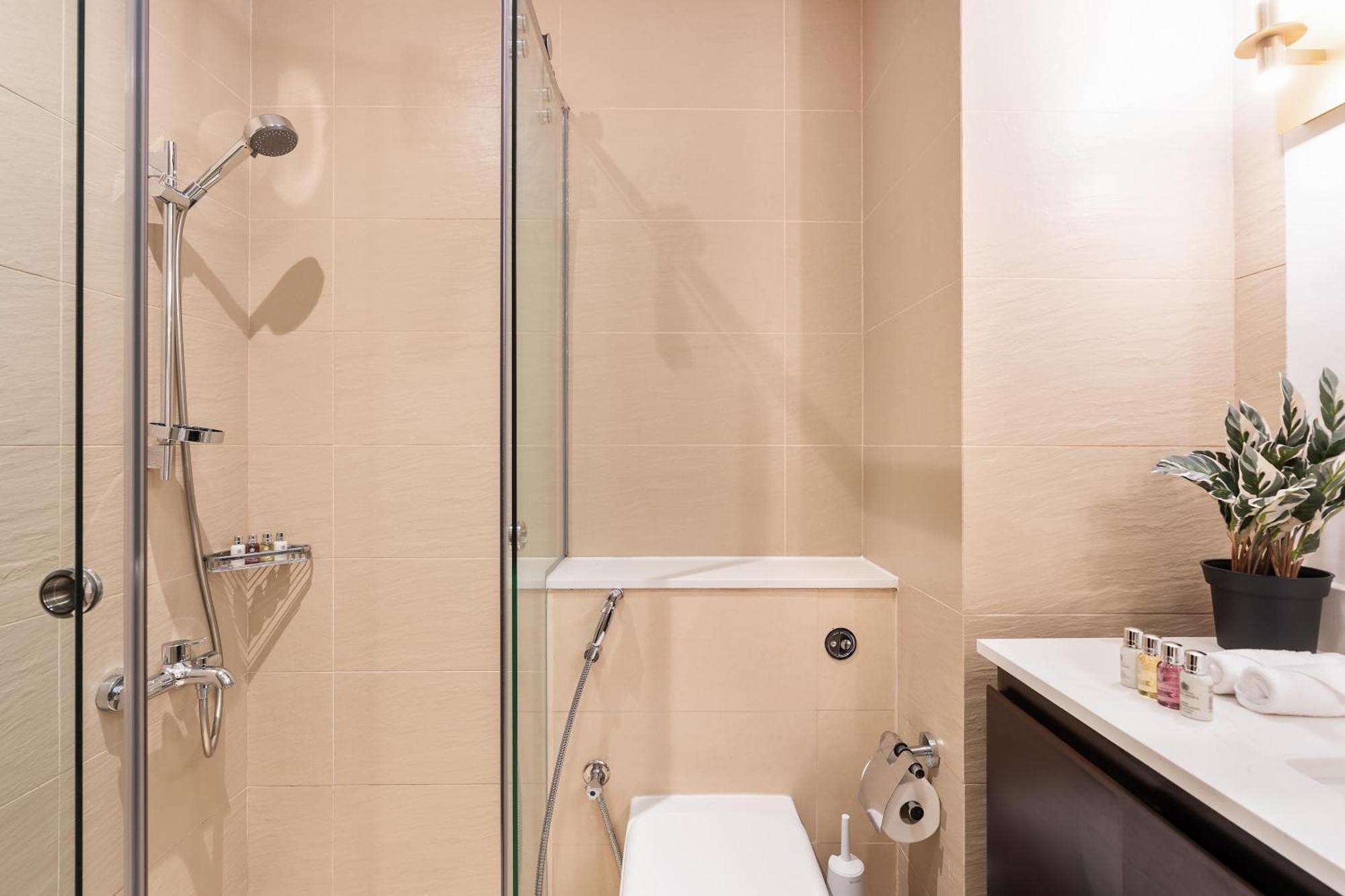 Tiara Deluxe 3 Bedroom With Private Beach, Burj & Atlantis Sea View Apartment *