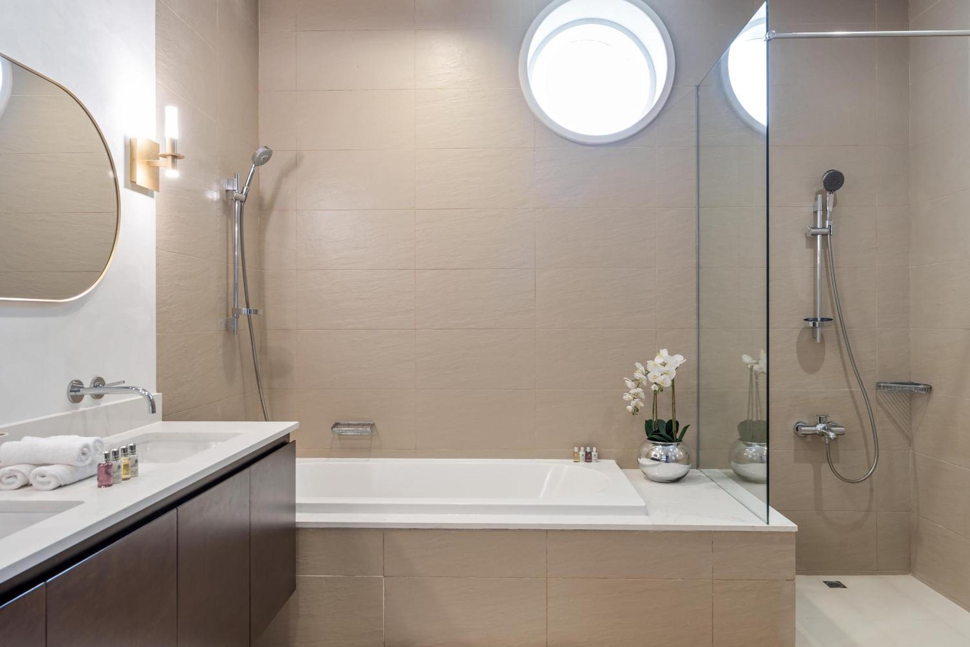 Tiara Deluxe 3 Bedroom With Private Beach, Burj & Atlantis Sea View Apartment