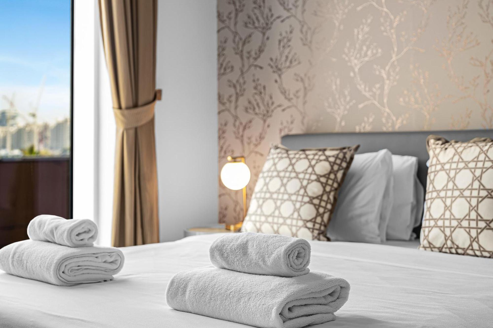 Tiara Deluxe 3 Bedroom With Private Beach, Burj & Atlantis Sea View Apartment