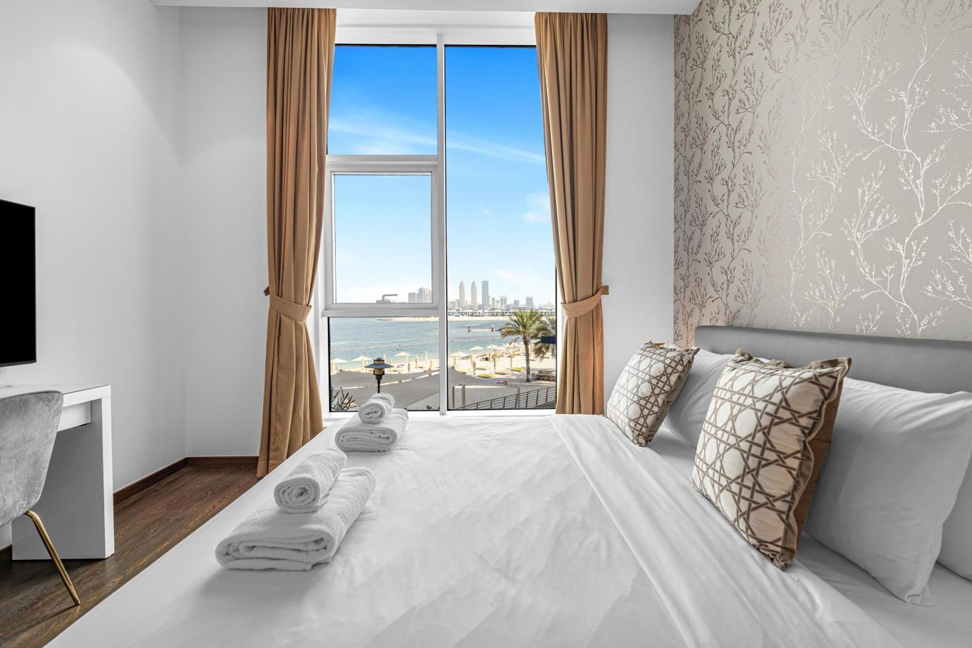 Apartment Tiara Deluxe 3 Bedroom With Private Beach, Burj & Atlantis Sea View *