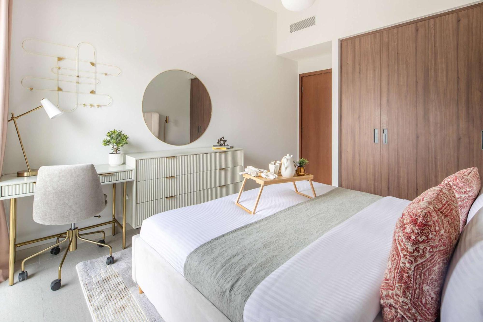 Frank Porter - Vida Creek Apartment Dubai