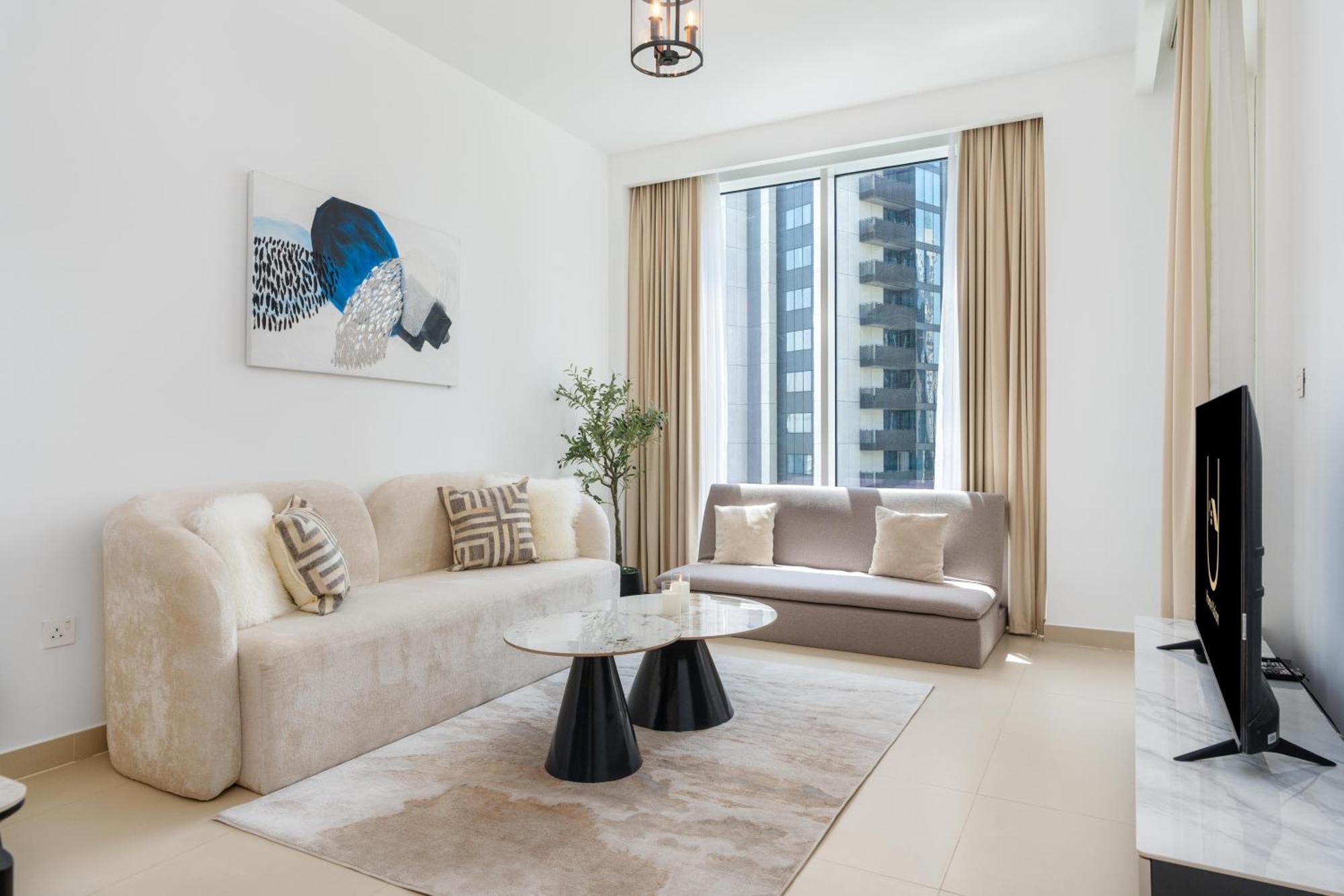 Luxury Pool View Apartment Dubai