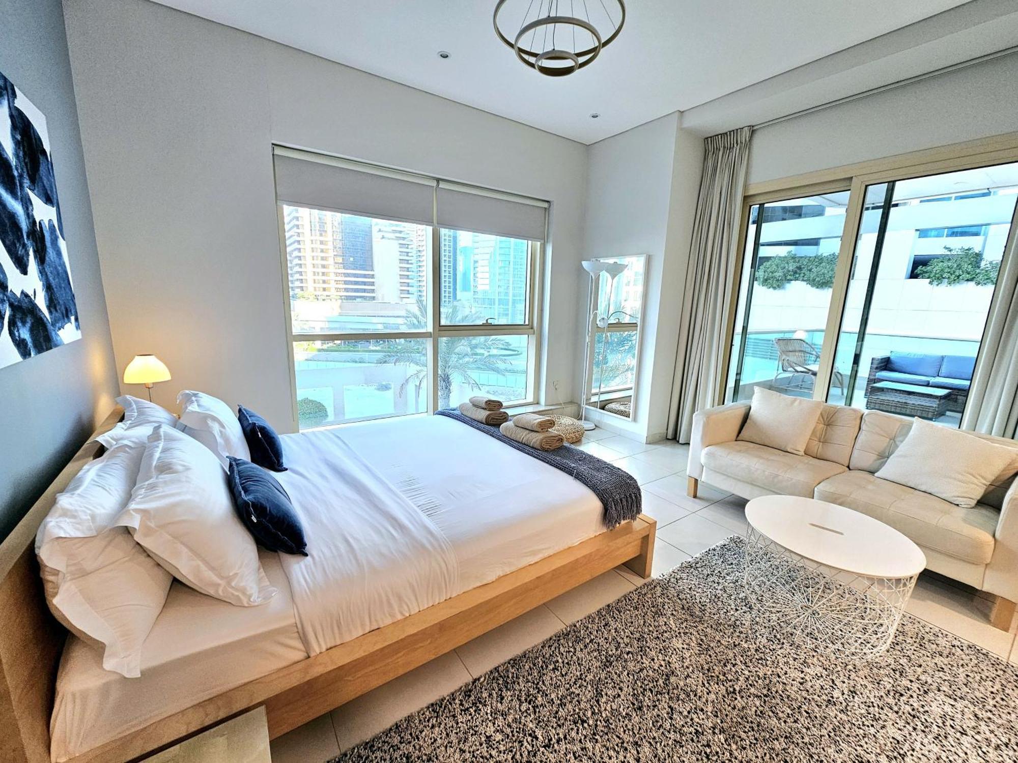 Sunrise Homes - Pool Side With Huge Balcony * Dubai