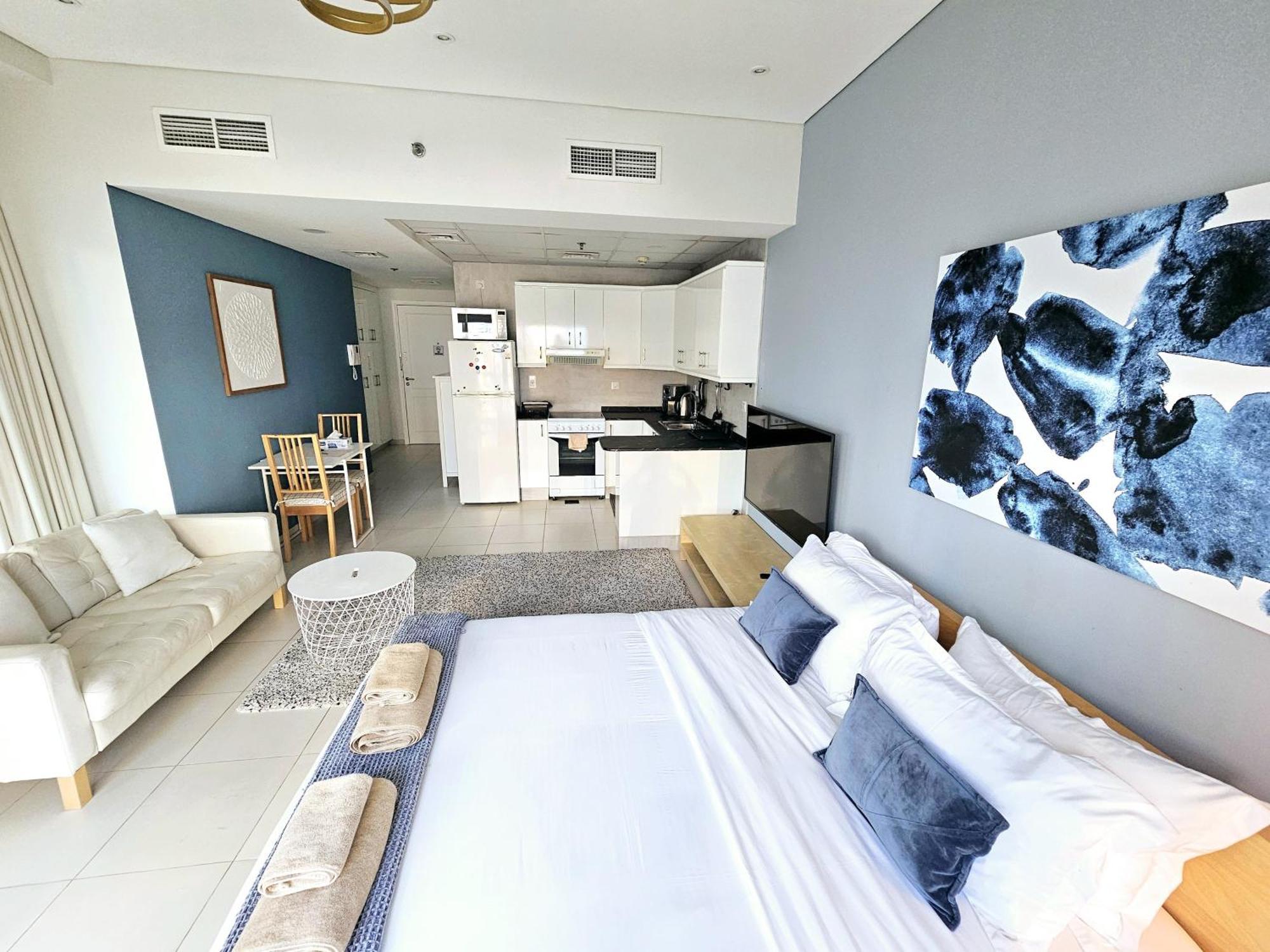 Apartment Sunrise Homes - Pool Side With Huge Balcony *