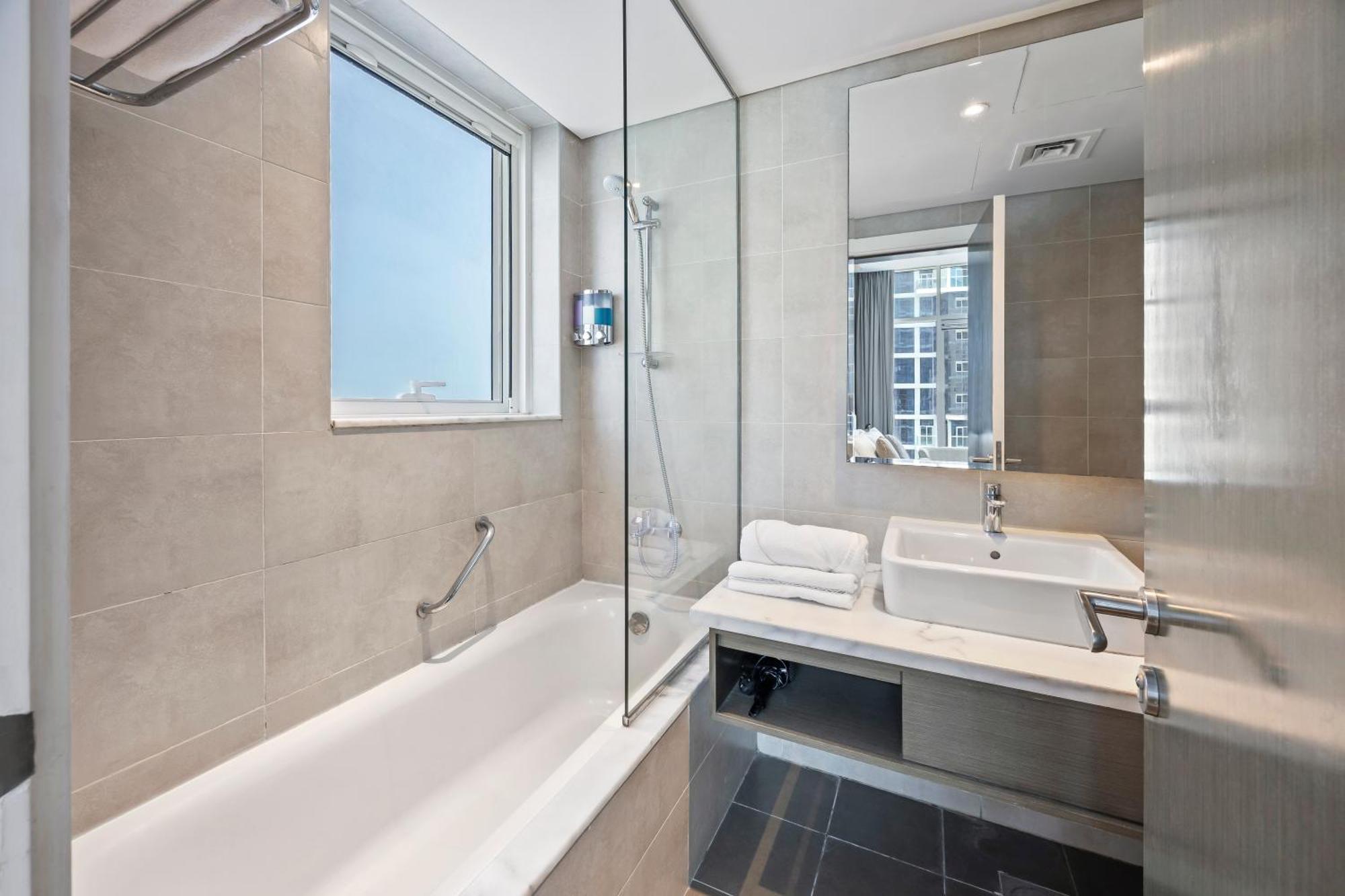 Your Stylish Getaway Near The Iconic Burj Khalifa Apartment Dubai