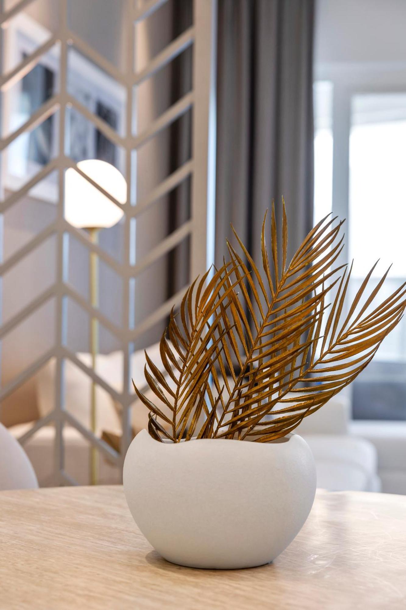 Your Stylish Getaway Near The Iconic Burj Khalifa Apartment *