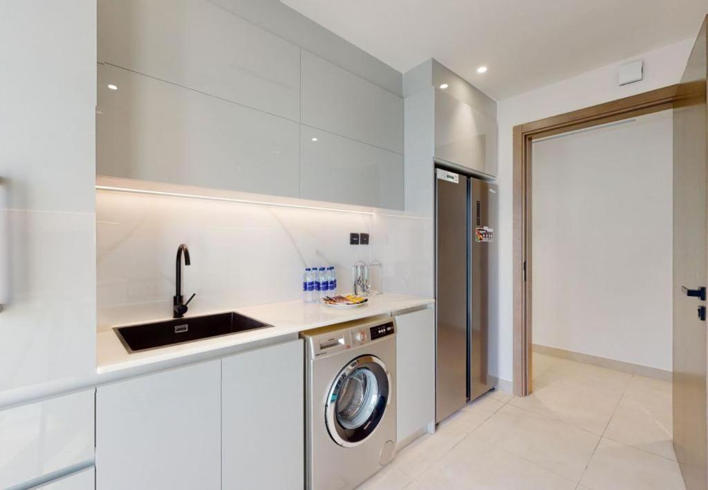 Lavish At 3br - Binghatti Creek - Sleek & Sophisticated - Steps Away From Mall & Burj Khalifa * Dubai