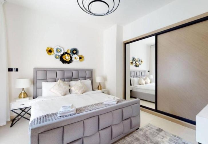 Apartment Lavish At 3br - Binghatti Creek - Sleek & Sophisticated - Steps Away From Mall & Burj Khalifa Dubai