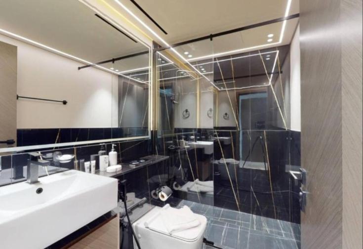 Apartment Lavish At 3br - Binghatti Creek - Sleek & Sophisticated - Steps Away From Mall & Burj Khalifa *