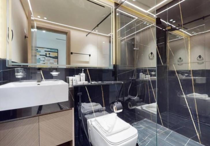 Lavish At 3br - Binghatti Creek - Sleek & Sophisticated - Steps Away From Mall & Burj Khalifa Apartment