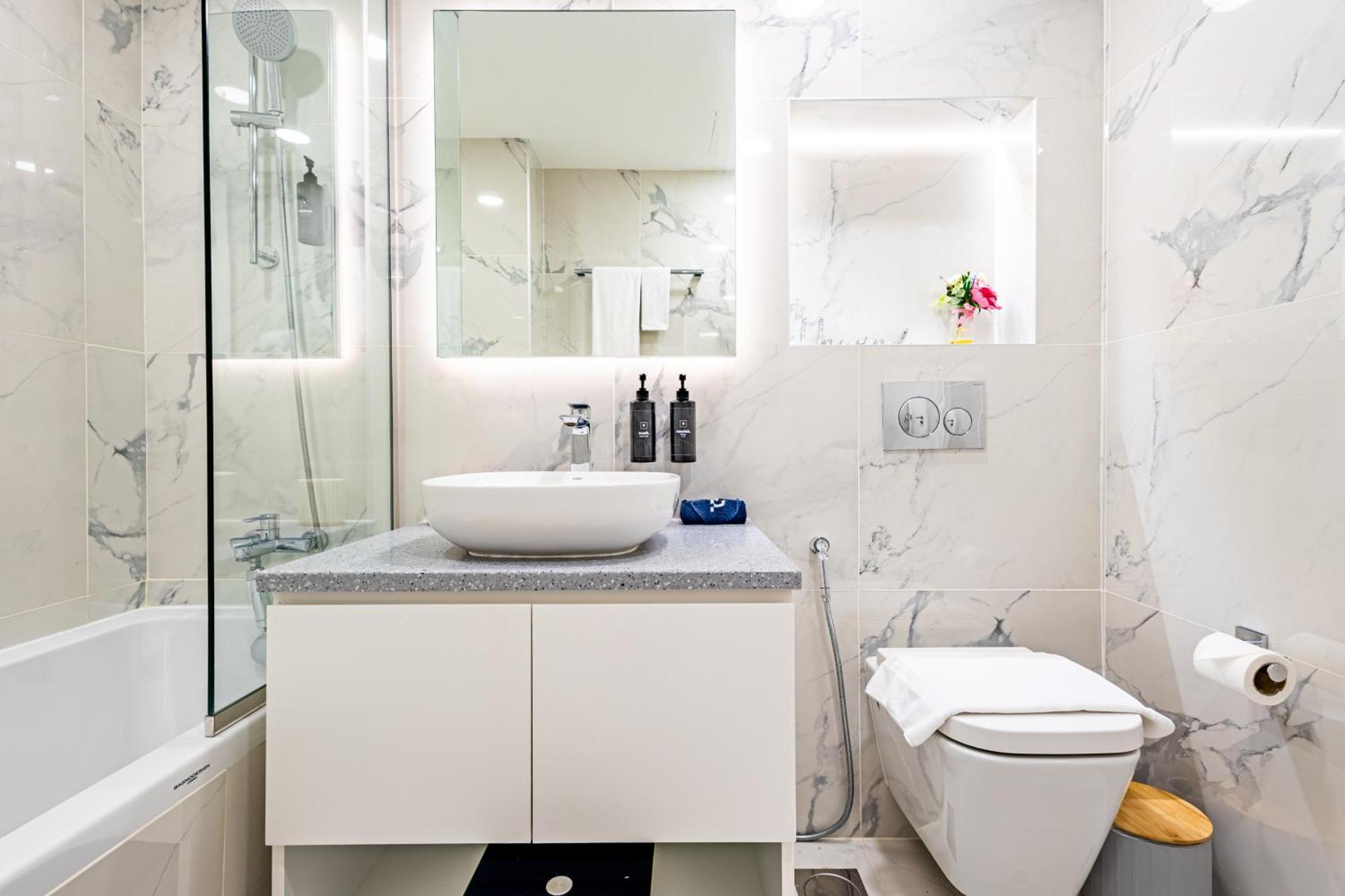 Serene 2br Escape - Al Majara - Waterfront Apartment *