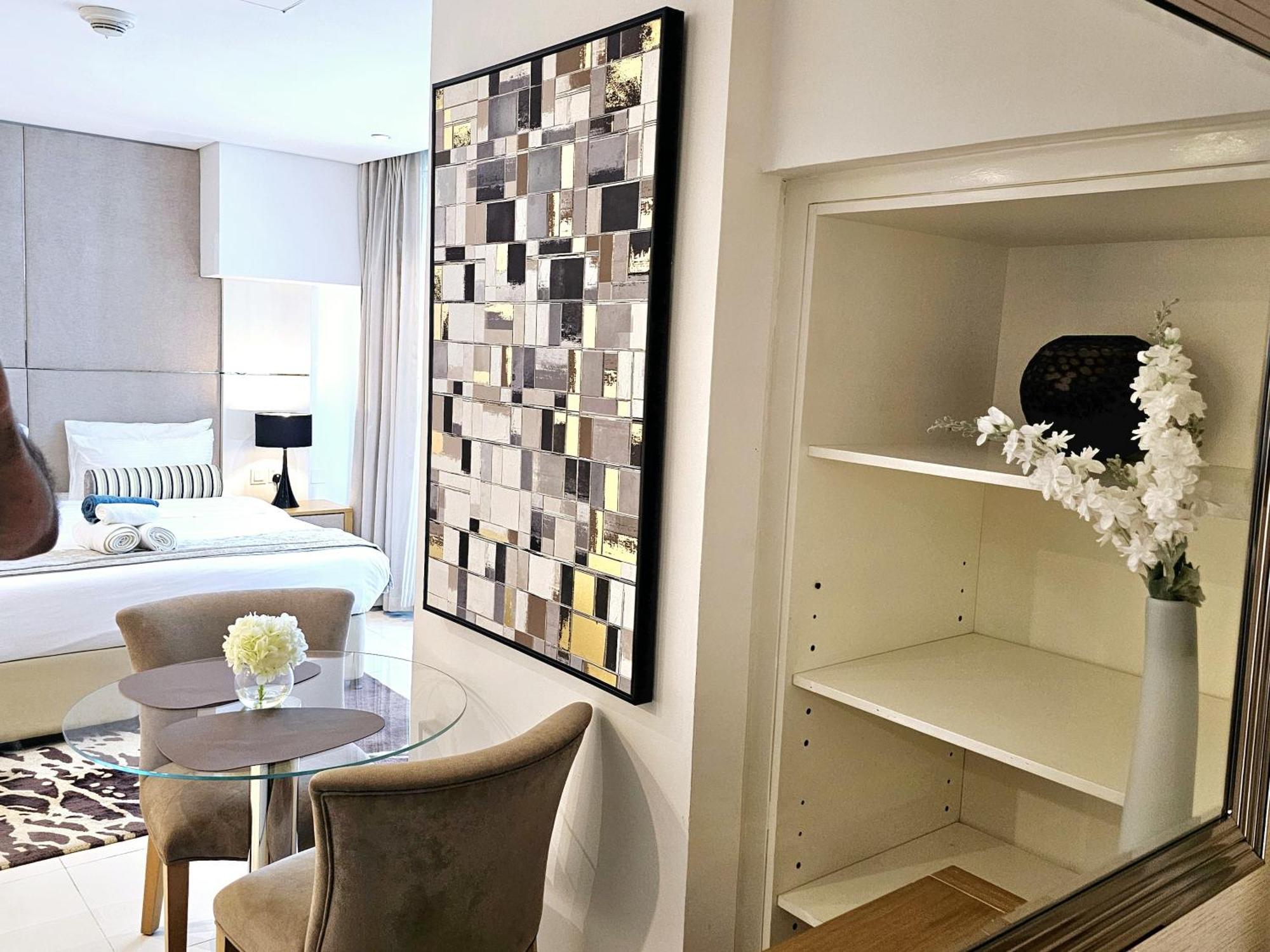 Sunrise Homes - Modern Beside Canal Apartment Dubai