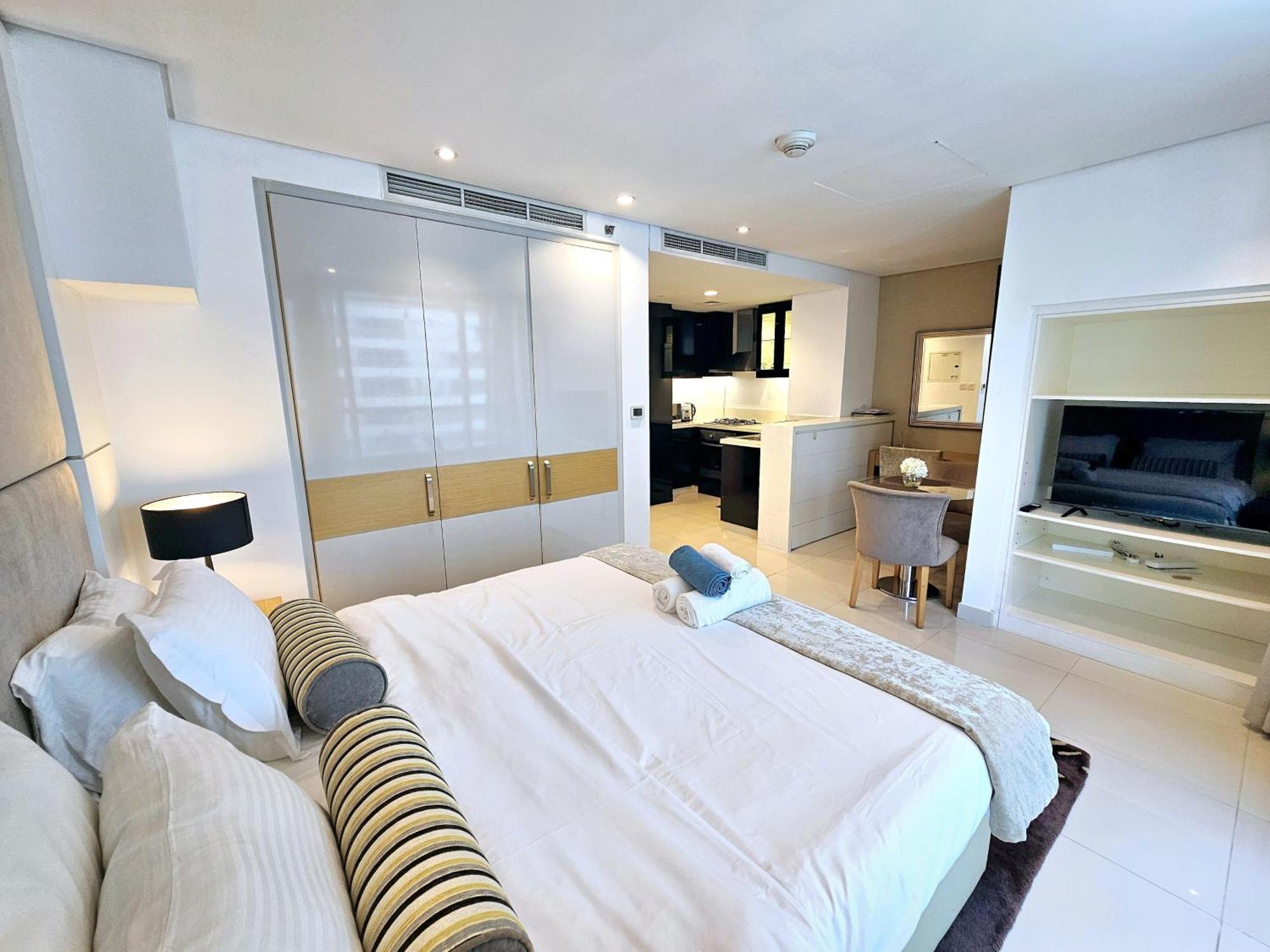 Sunrise Homes - Modern Beside Canal Dubai