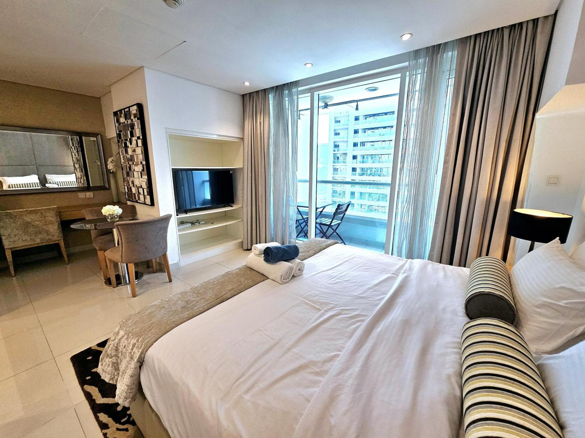 Sunrise Homes - Modern Beside Canal Apartment Dubai
