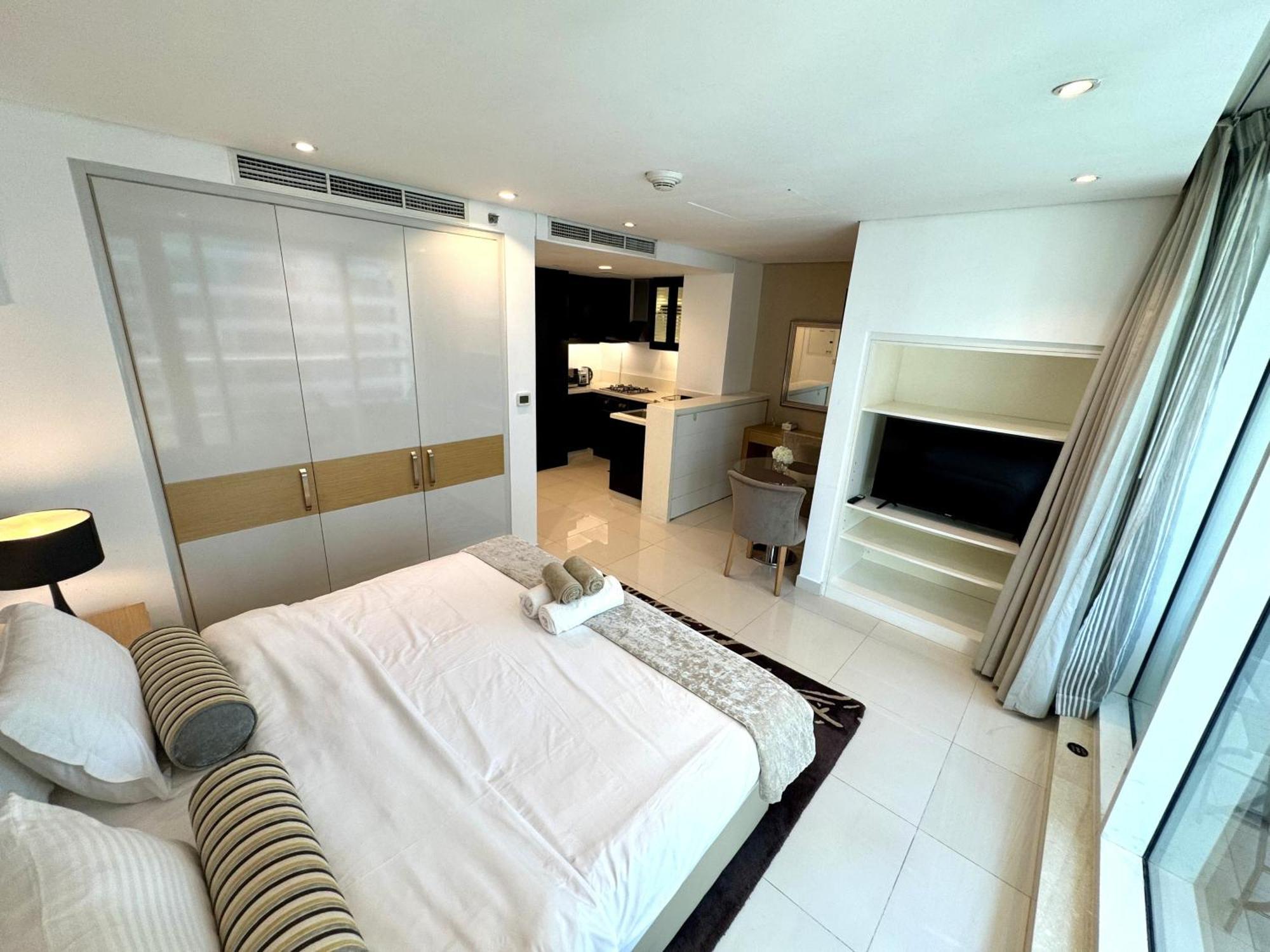 Sunrise Homes - Modern Beside Canal Dubai