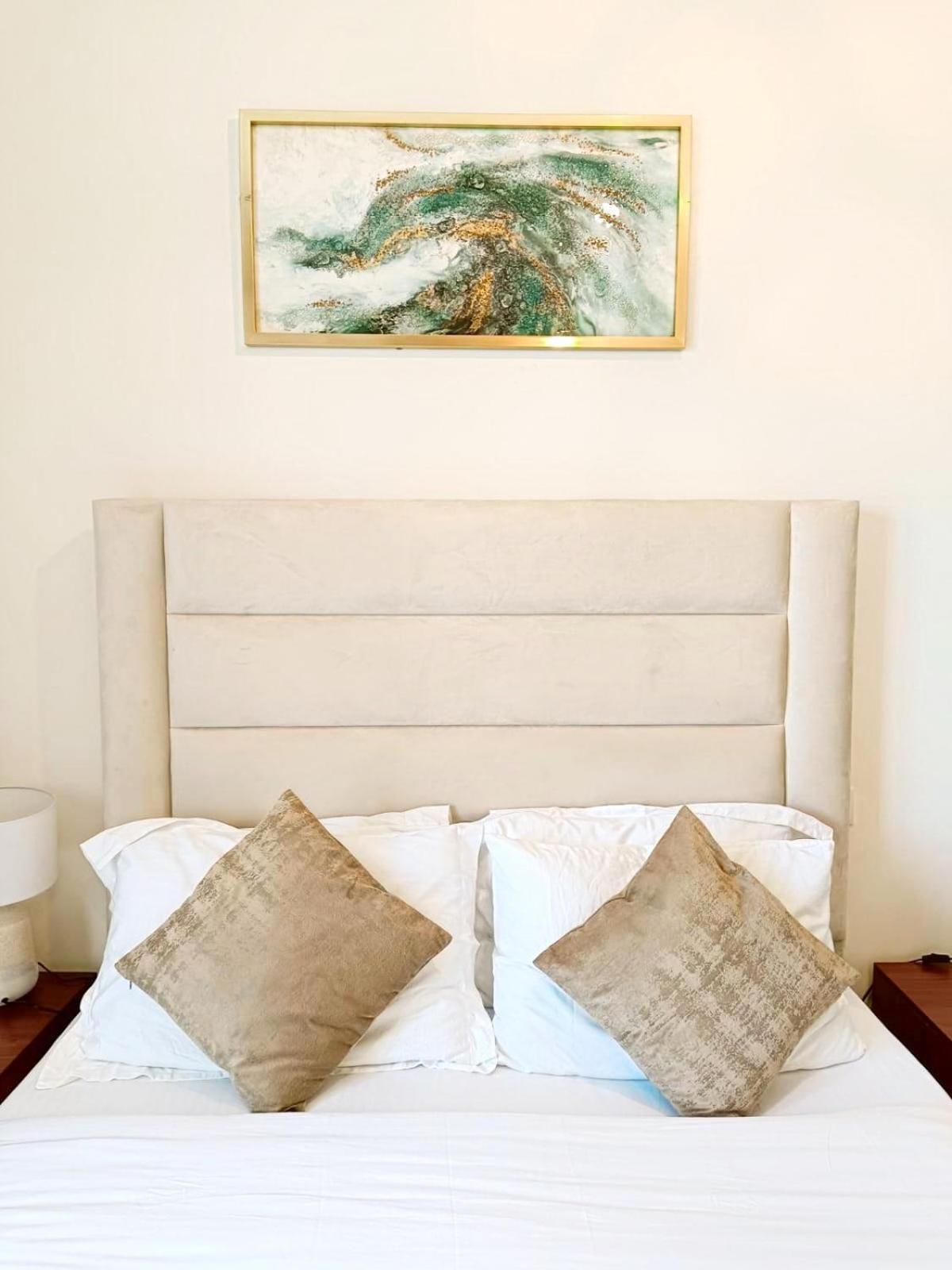 Apartment Sleek & Modern In Business Bay Dubai