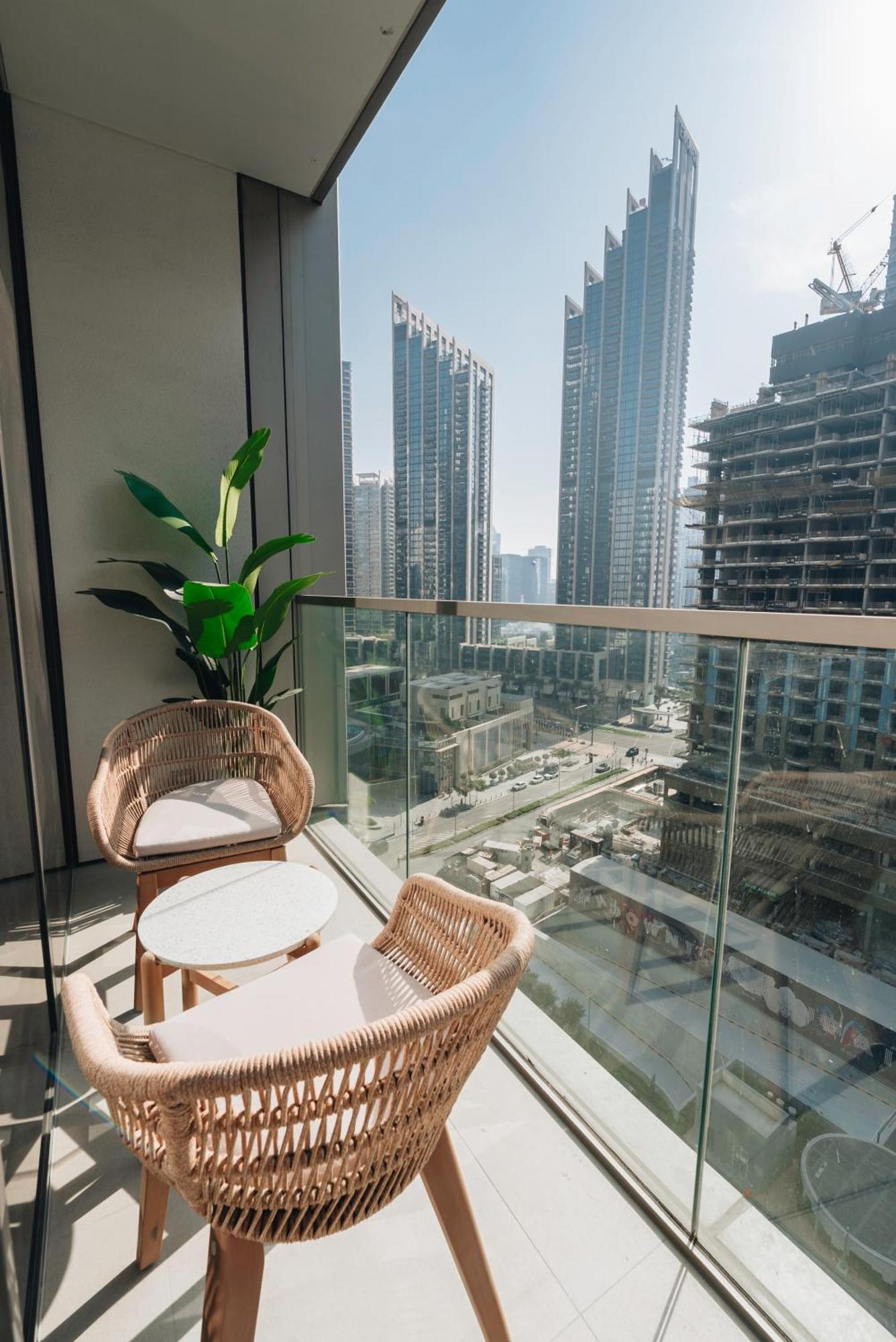 Luxury 1-bedroom In Downtown I Walk To Mall And Fountains Dubai