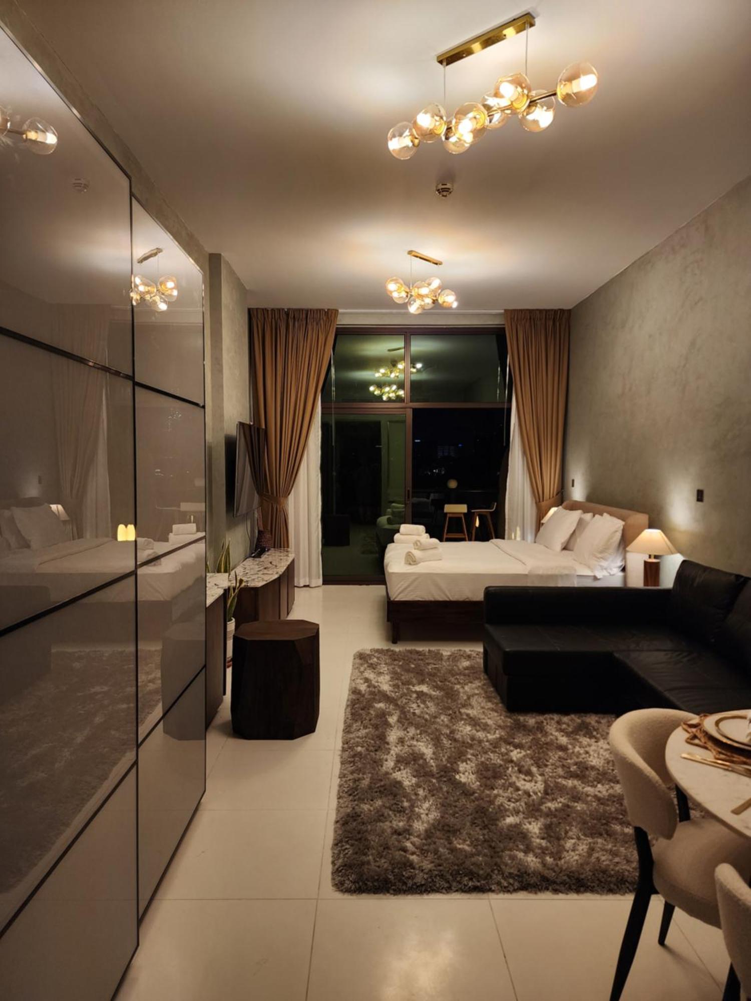 Bright Beachfront With Breathtaking Views * Dubai