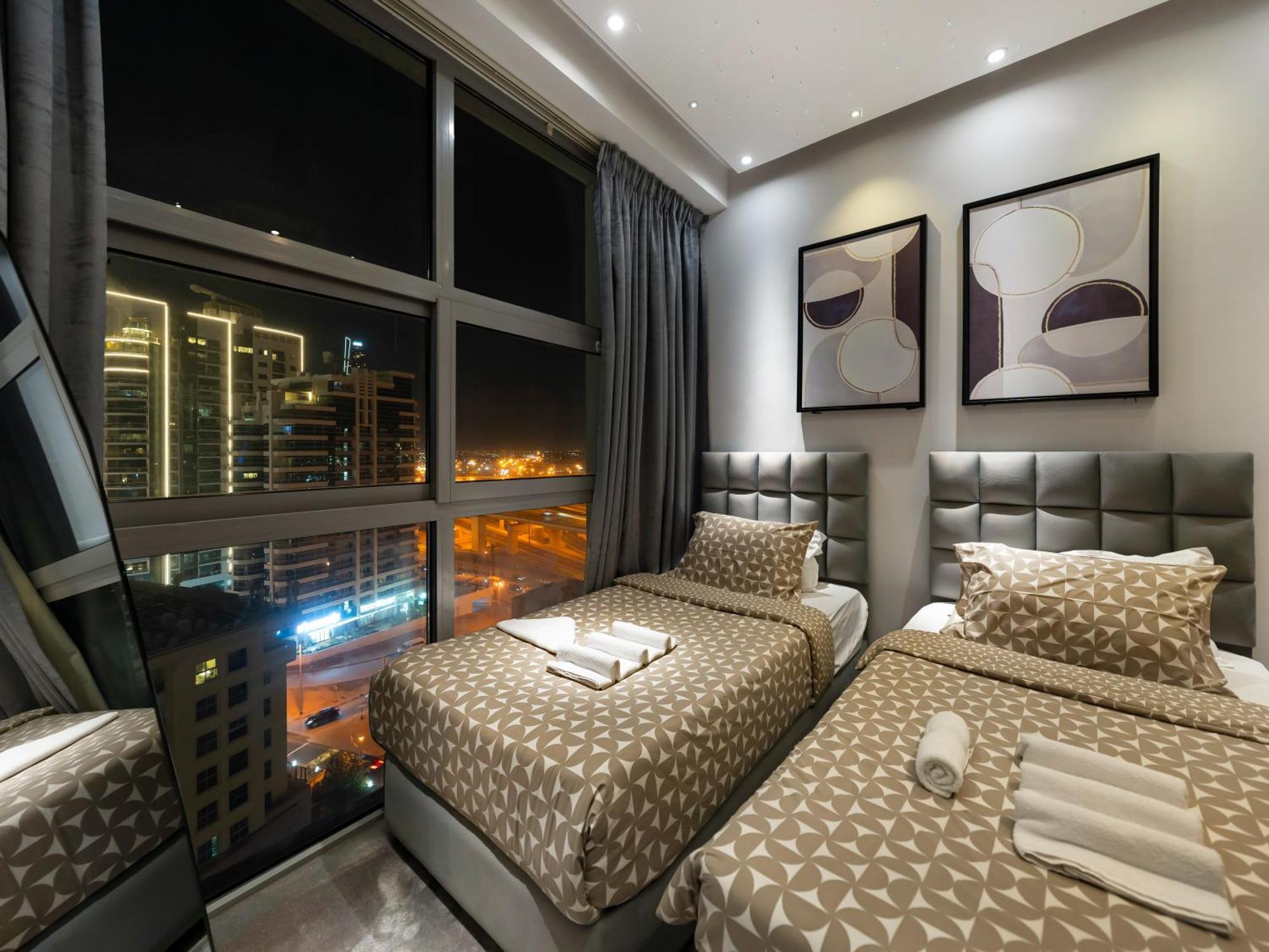 Luxurious 2br With Marina View & Private Jacuzzi Apartment