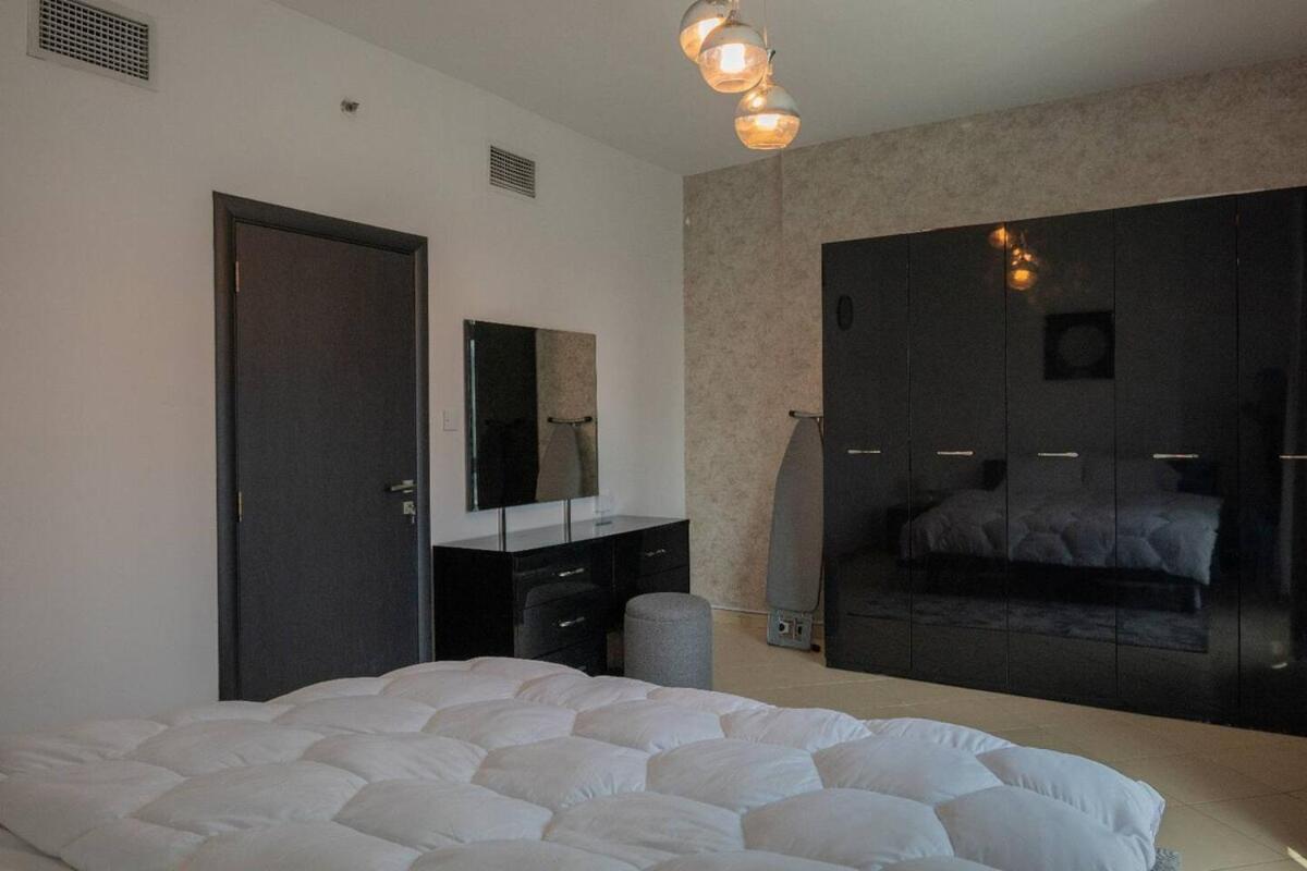 Apartment Stylish 1 Bedroom At Marina With Stunning View Dubai
