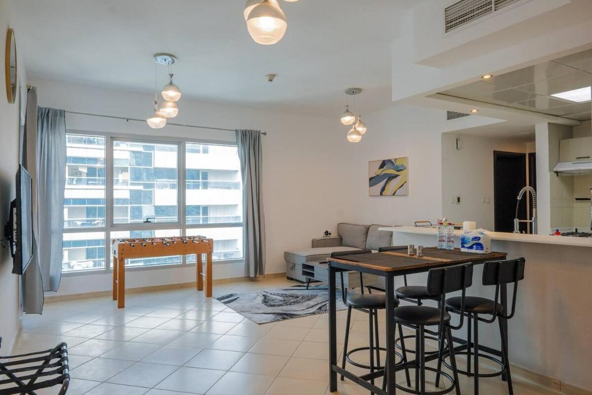 Apartment Stylish 1 Bedroom At Marina With Stunning View Dubai