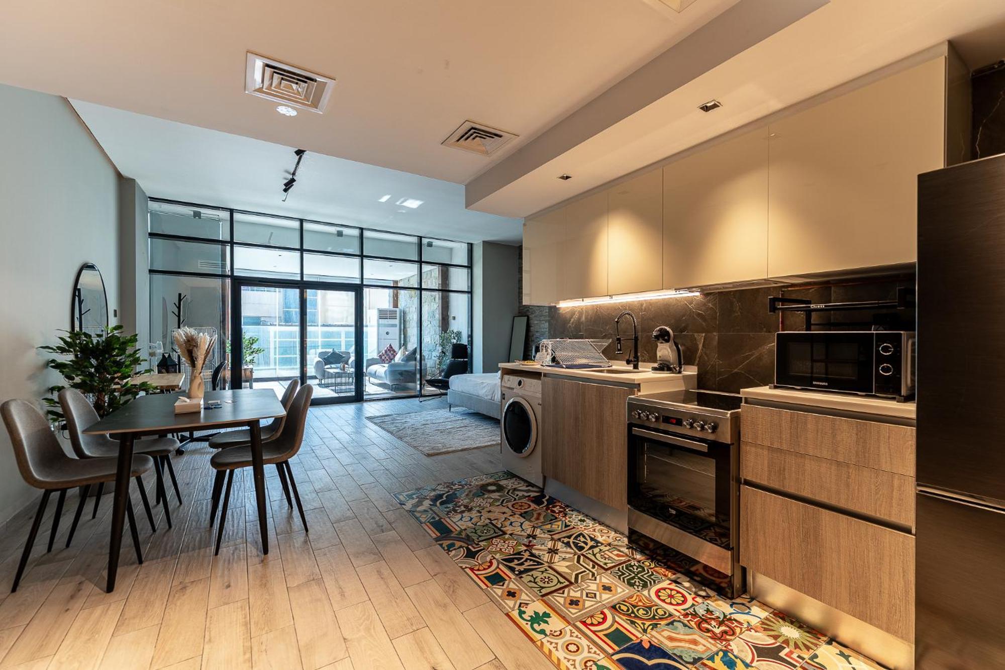 Havn - Modern In Jvc With Huge Layout