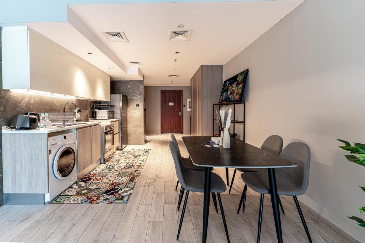 Havn - Modern In Jvc With Huge Layout *