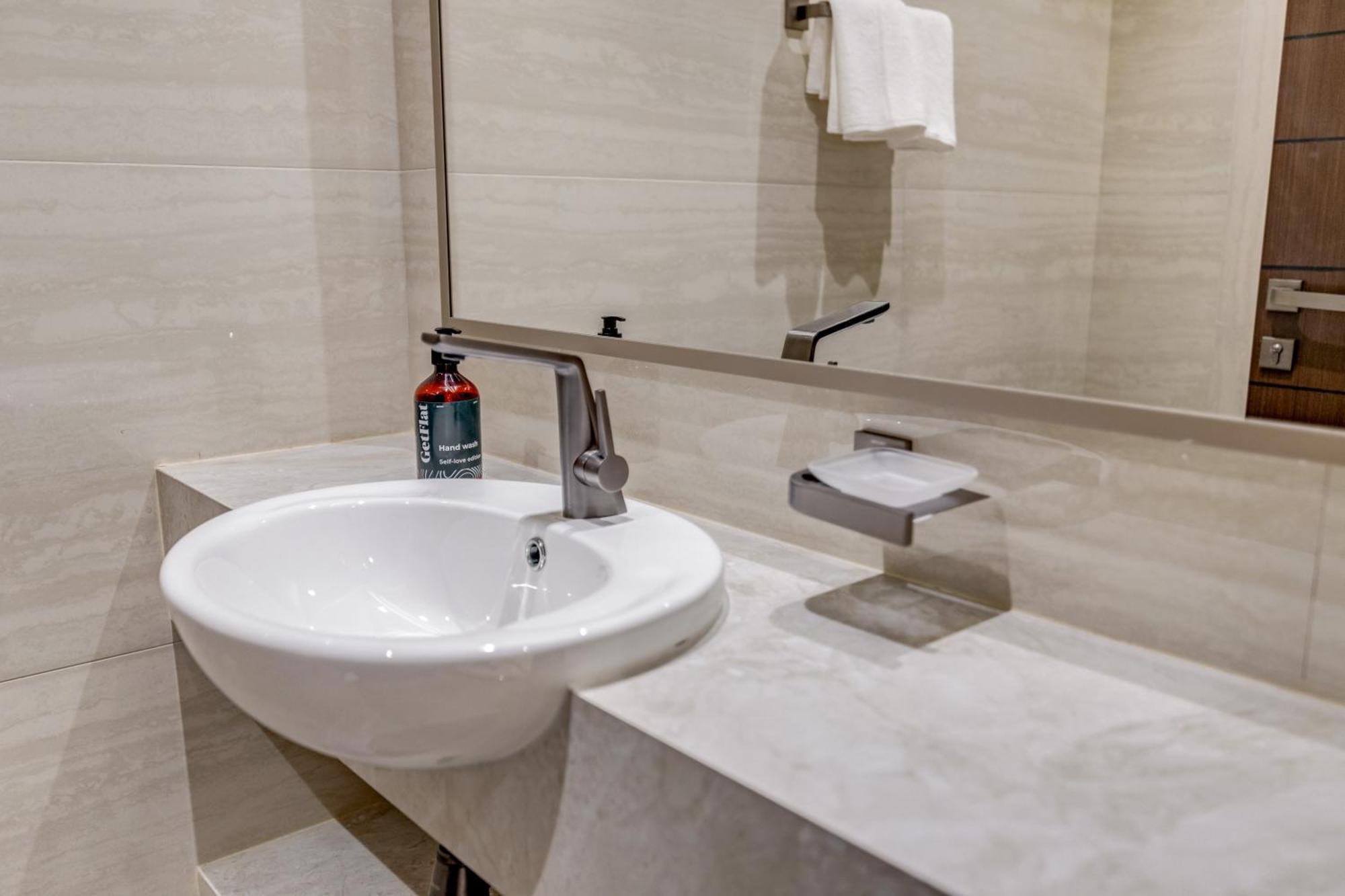 Ramadan Offer!!! Skyline View 1br, King Bed, Bar & Movie Nights Dubai