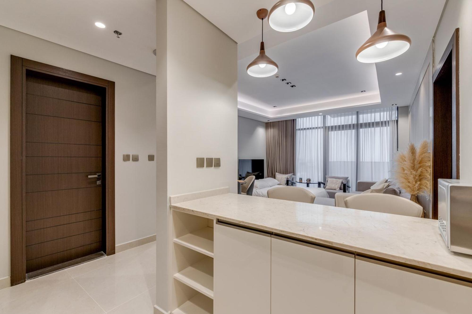 Apartment Ramadan Offer!!! Skyline View 1br, King Bed, Bar & Movie Nights Dubai