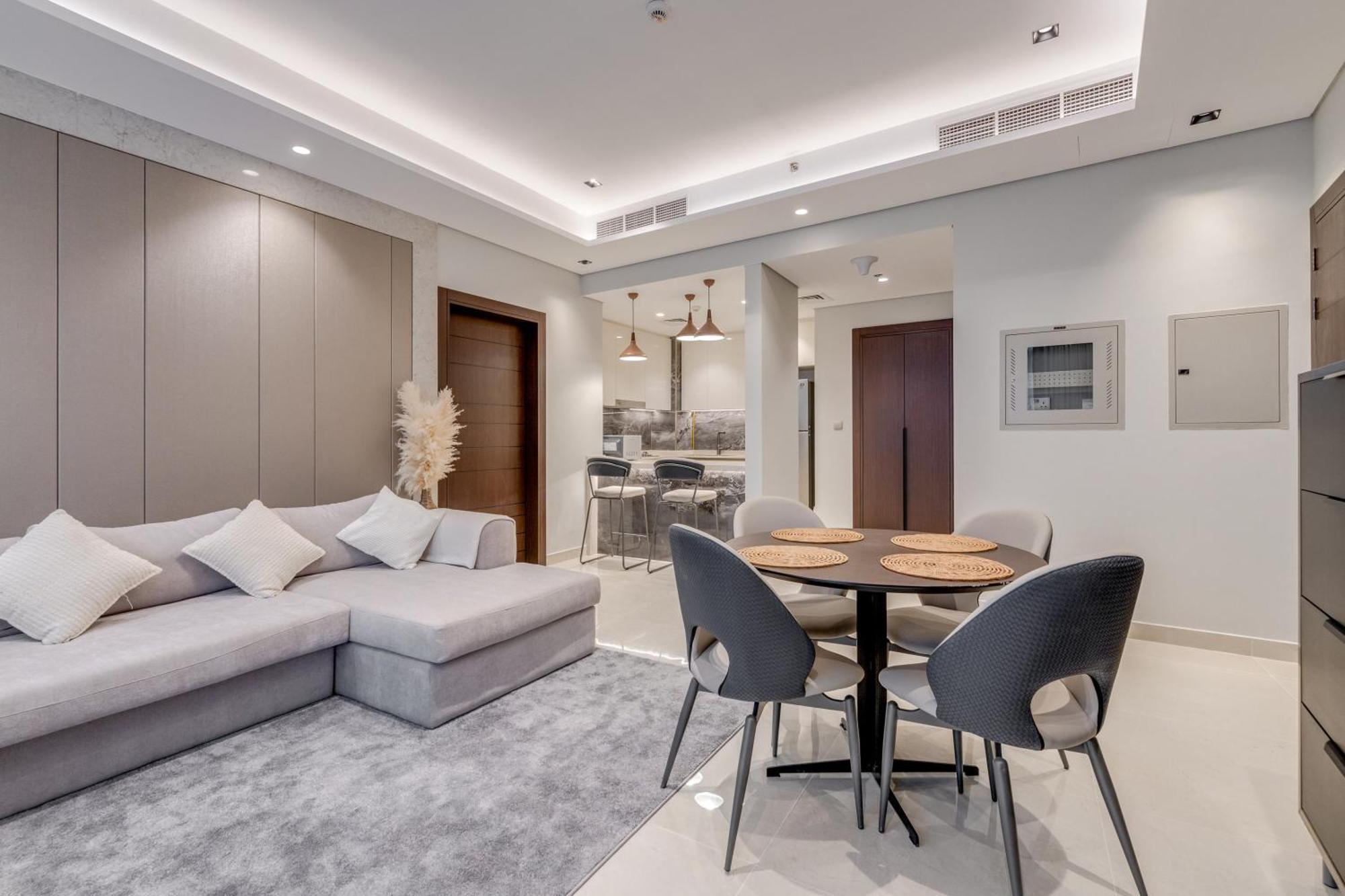 Apartment Ramadan Offer!!! Skyline View 1br, King Bed, Bar & Movie Nights Dubai