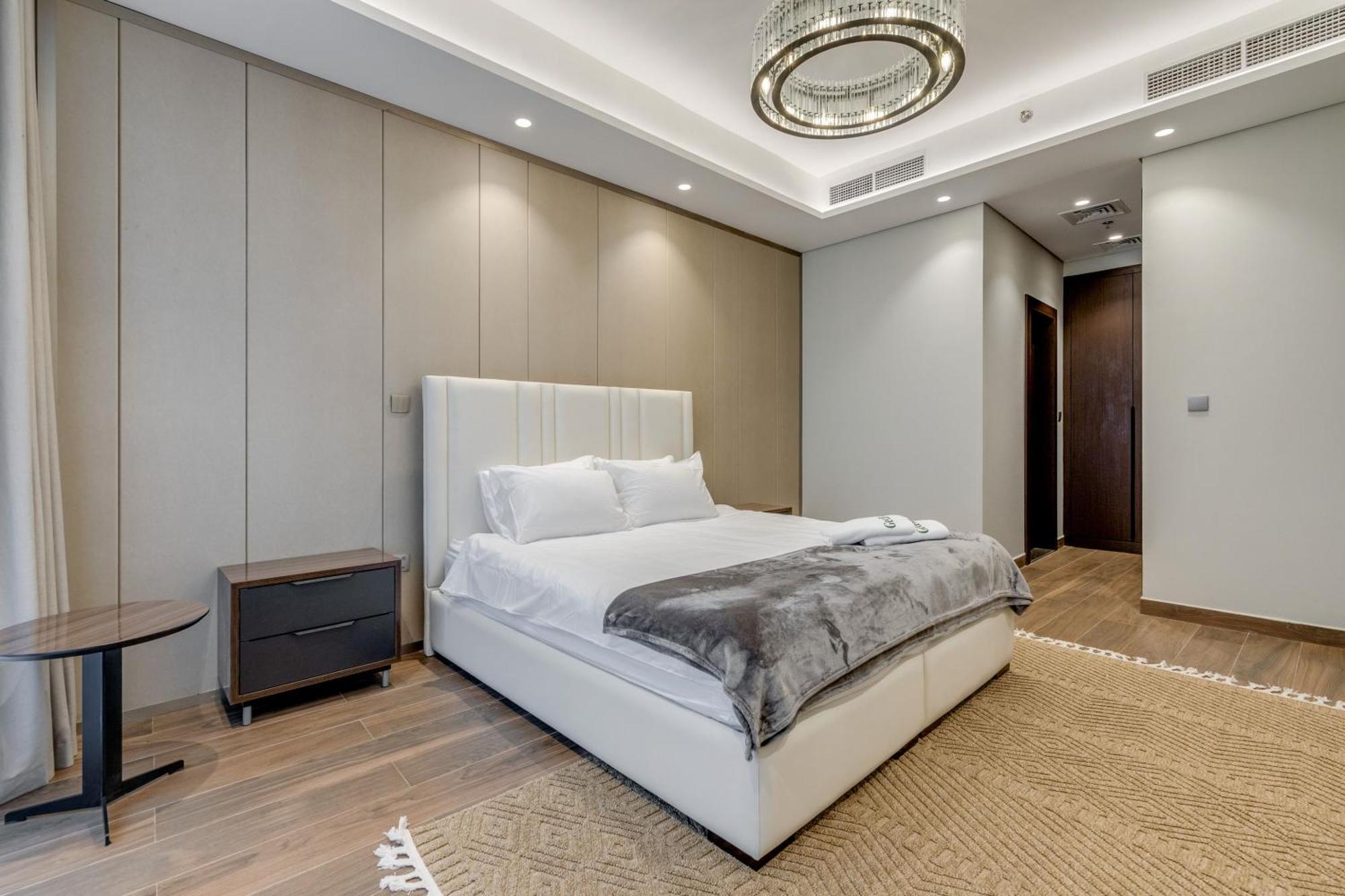 Ramadan Offer!!! Skyline View 1br, King Bed, Bar & Movie Nights Apartment *