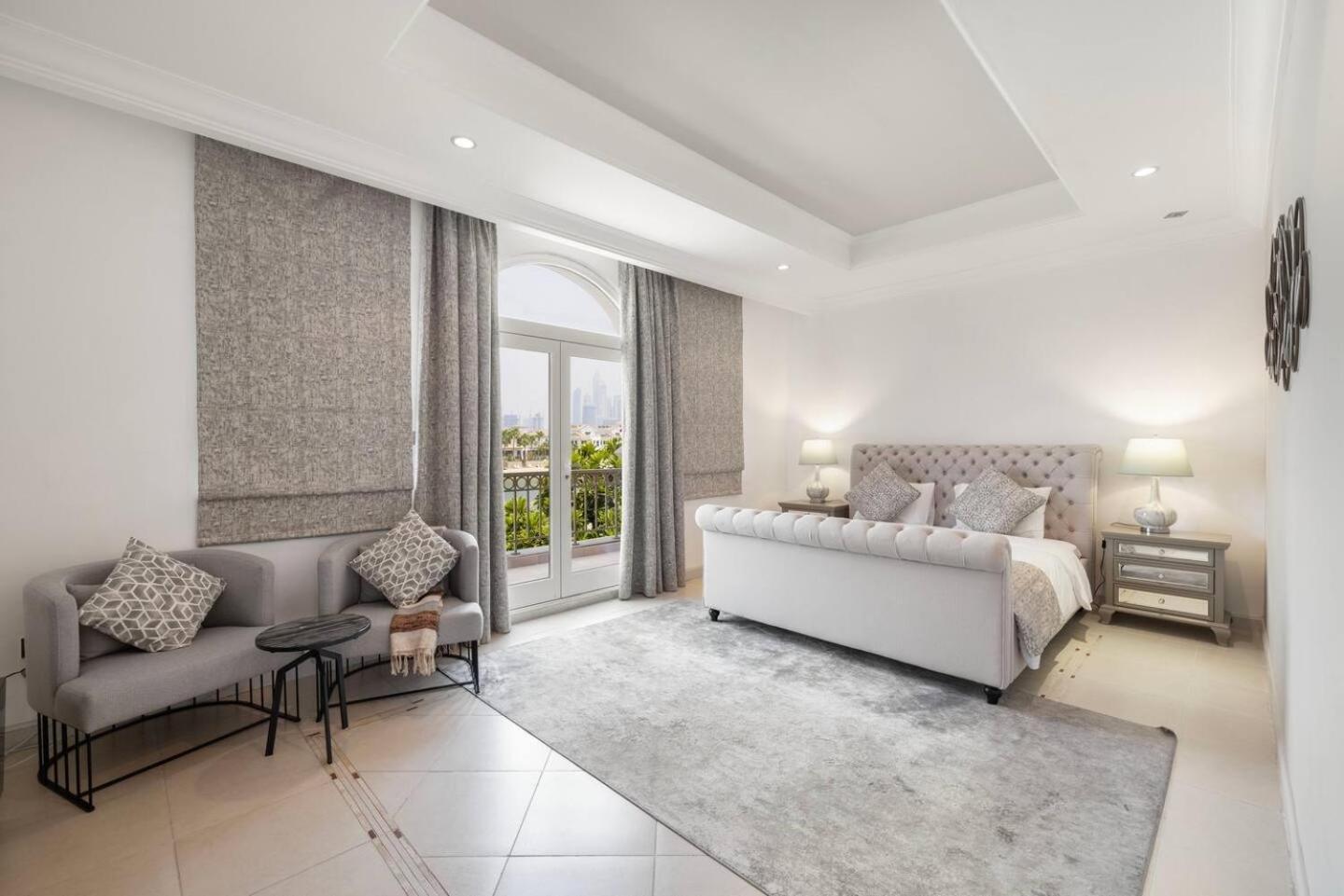 6 Bedroom Modern Luxury In Palm Jumeirah Villa *