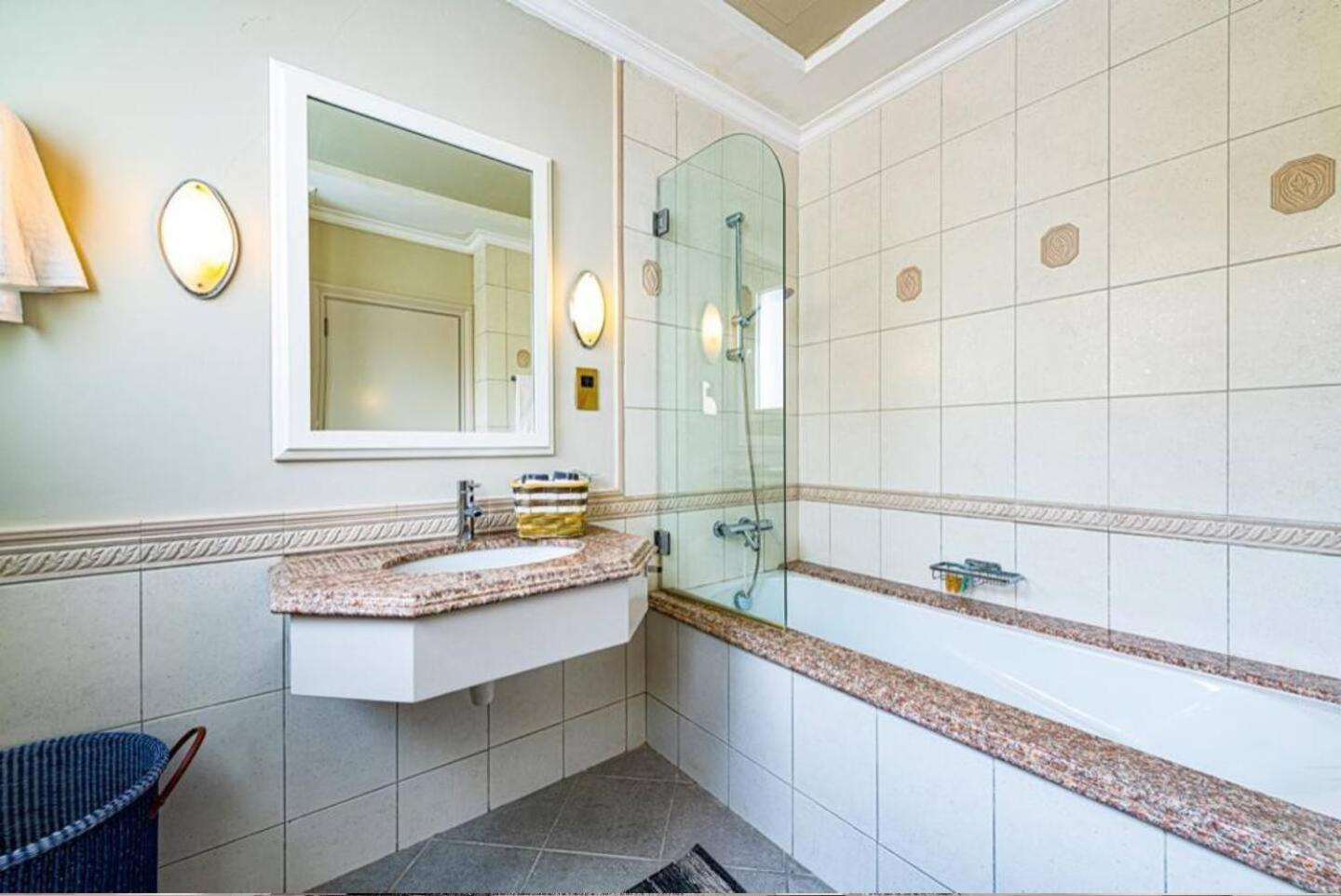 6 Bedroom Modern Luxury In Palm Jumeirah Villa Dubai