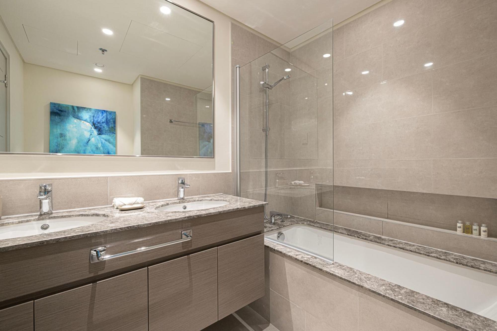 Tower 1 - Fantastic Two Bedroom In Downtown Apartment *