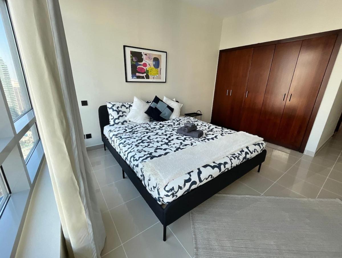 Park Island, Marina, 2 Master Bedrooms, Stunning View, Prime Location *