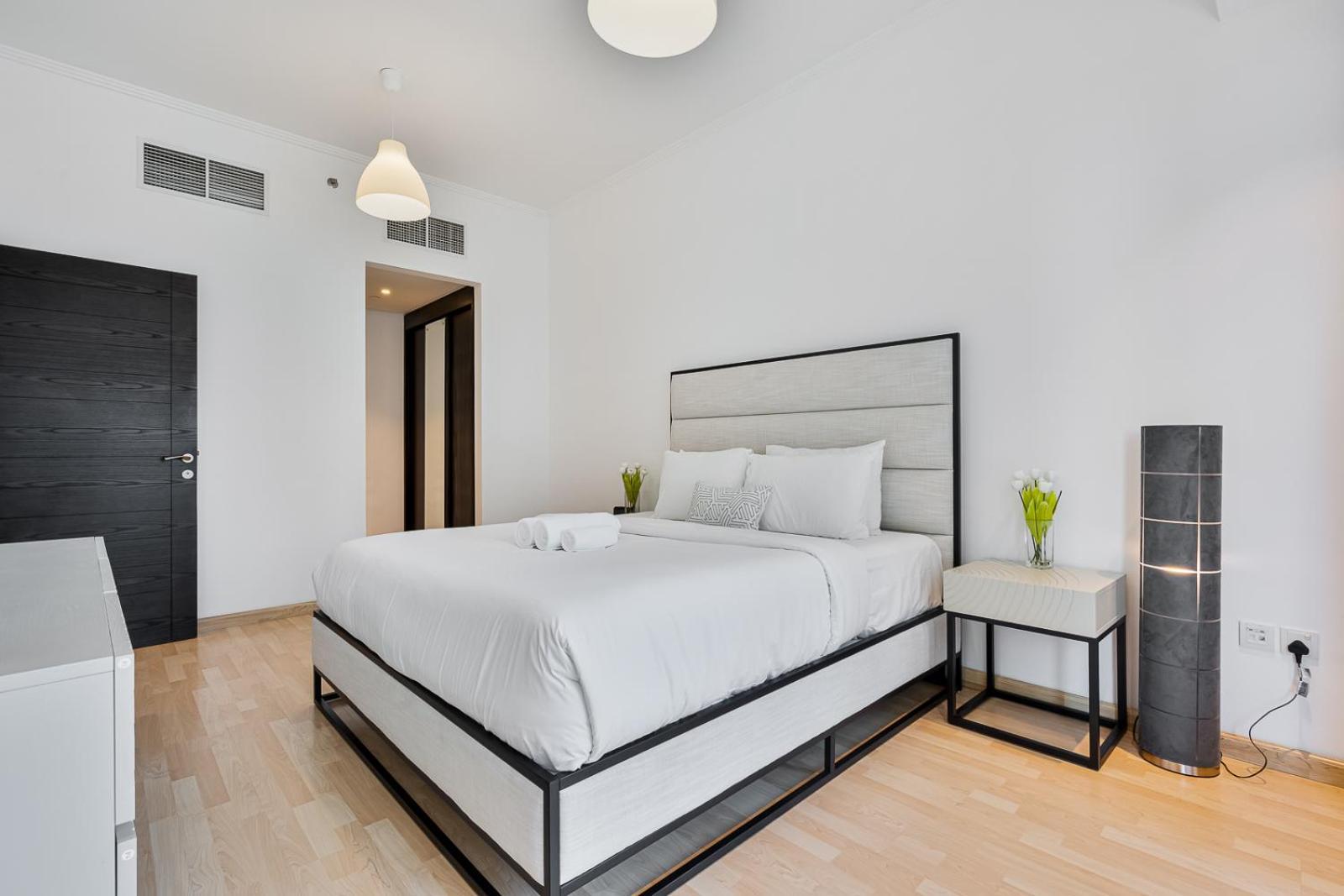 Marina View - 2br With Pool & Gym Dubai
