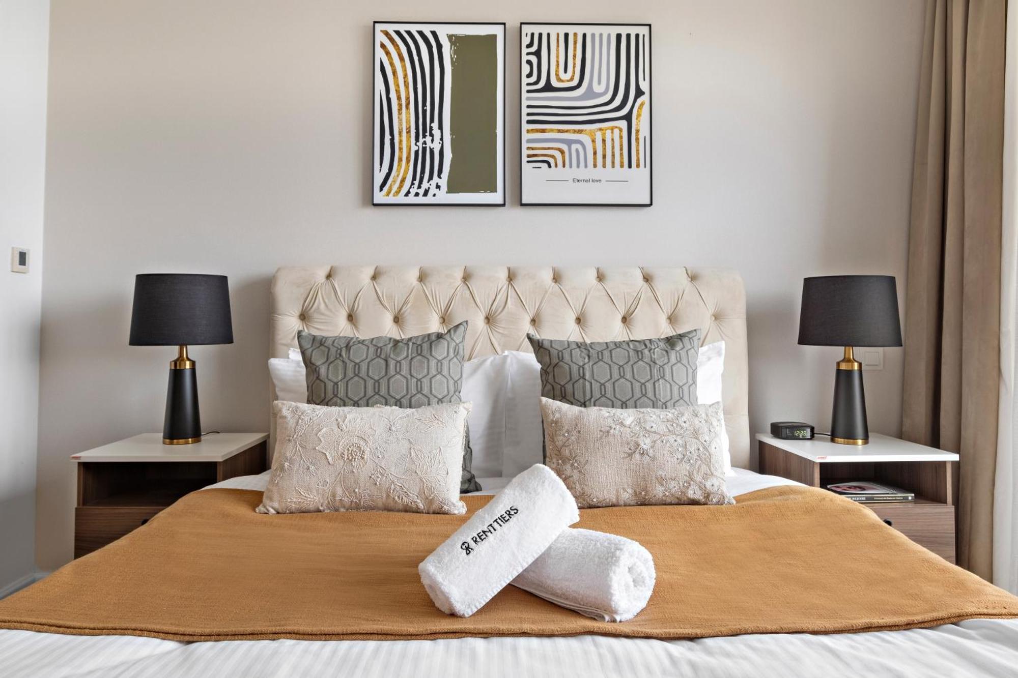 Fully Renovated Luxe Bay Marina Apartment Dubai
