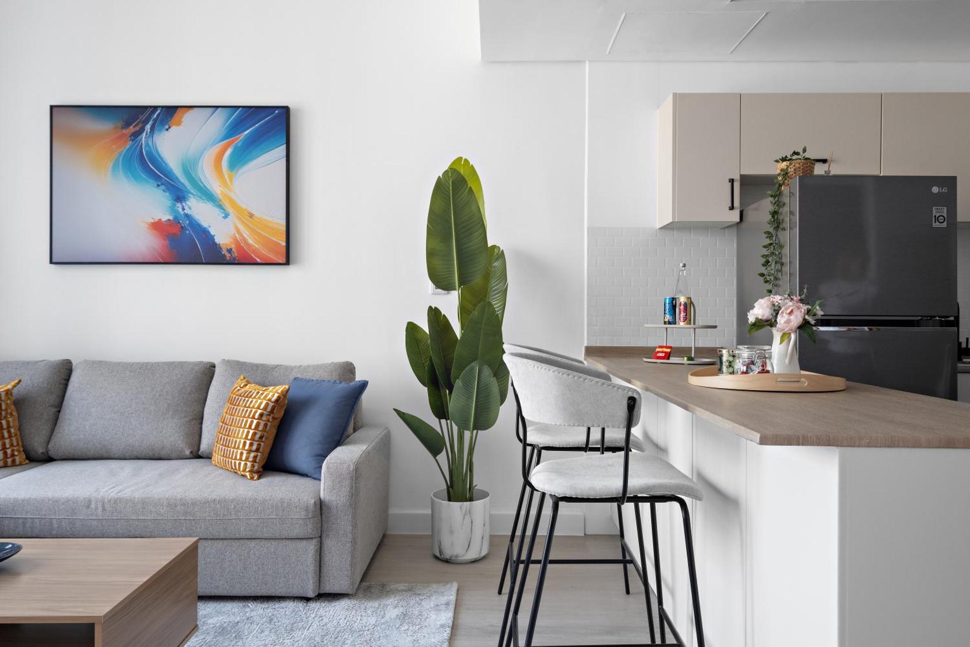 Fully Renovated Luxe Bay Marina Apartment *