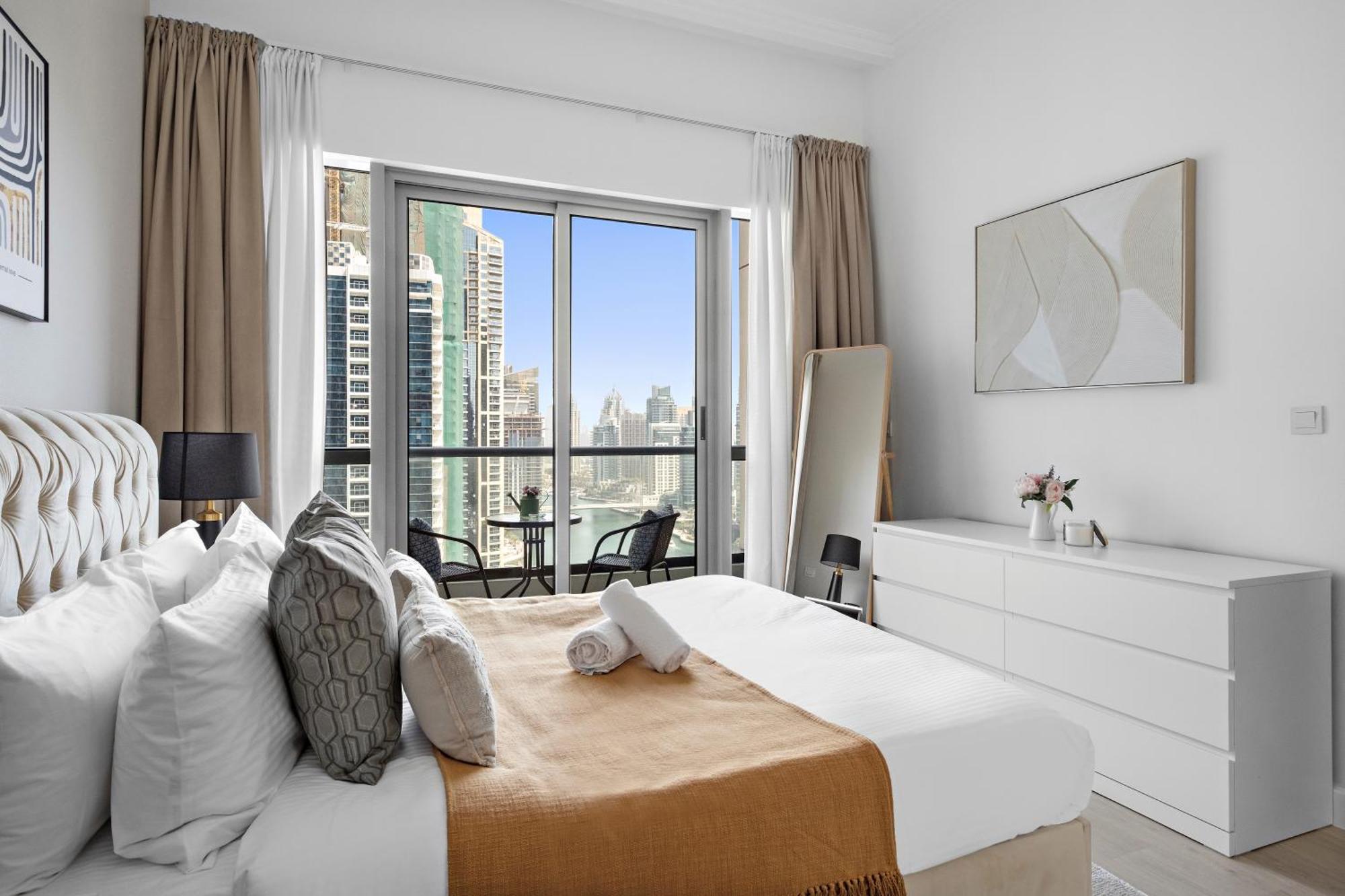 Fully Renovated Luxe Bay Marina Apartment *
