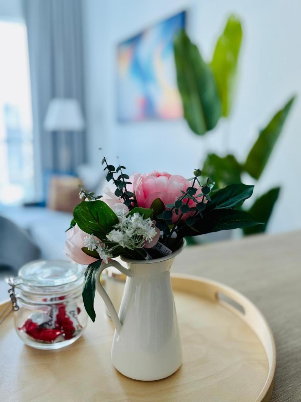 Fully Renovated Luxe Bay Marina Apartment *