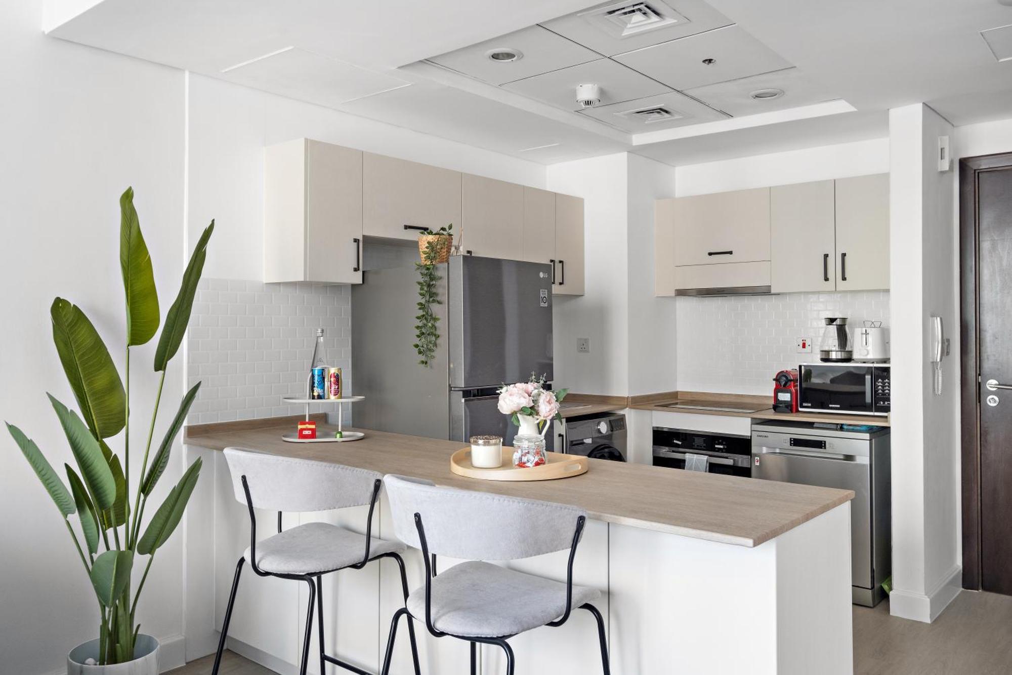 Fully Renovated Luxe Bay Marina *