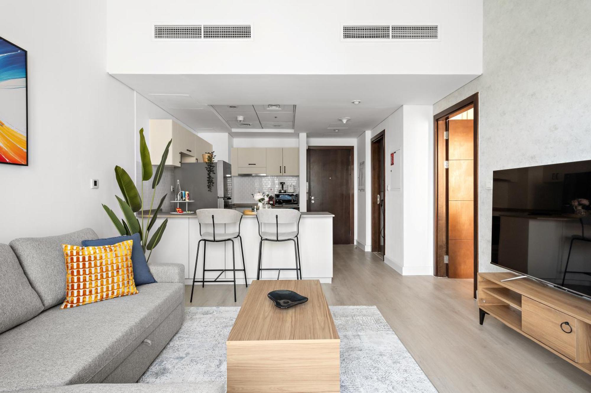 Fully Renovated Luxe Bay Marina Apartment