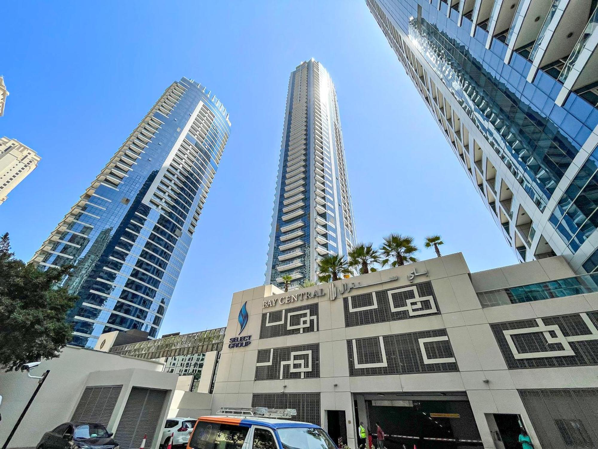 Fully Renovated Luxe Bay Marina Apartment *