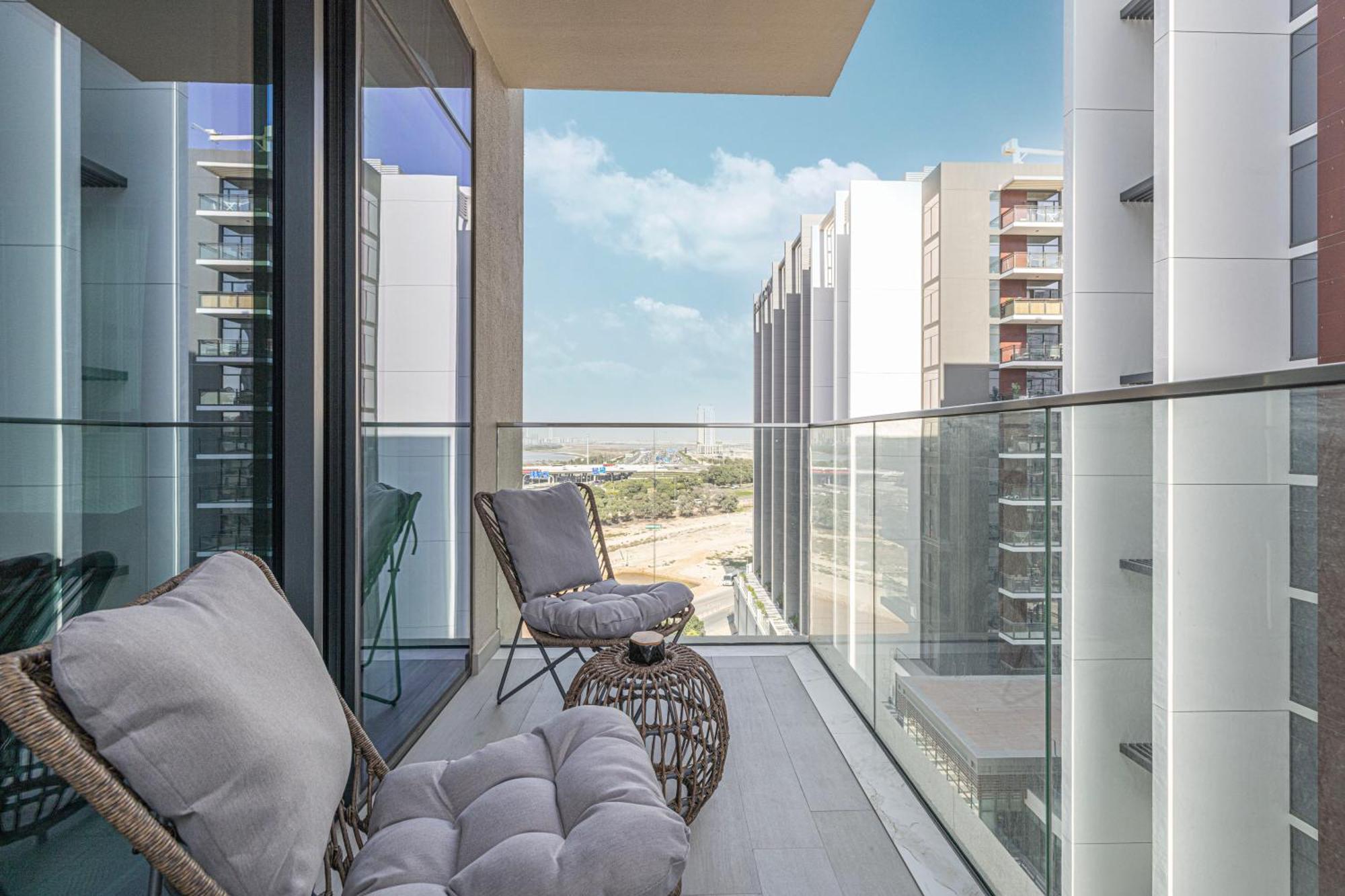 Apartment High-end 1br-panoramic Views, Pool With Burj Khalifa View, Padel & Rooftop Bbq Experience