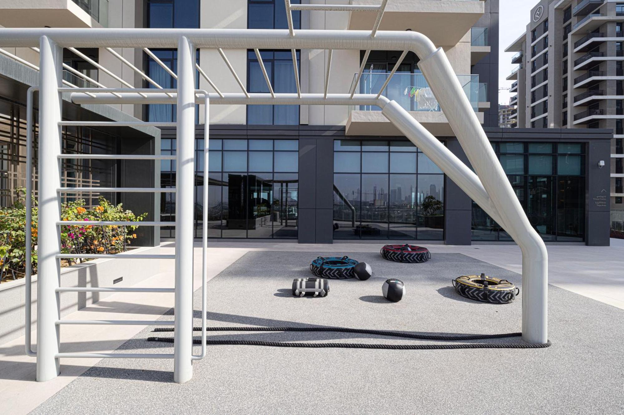 High-end 1br-panoramic Views, Pool With Burj Khalifa View, Padel & Rooftop Bbq Experience Apartment *