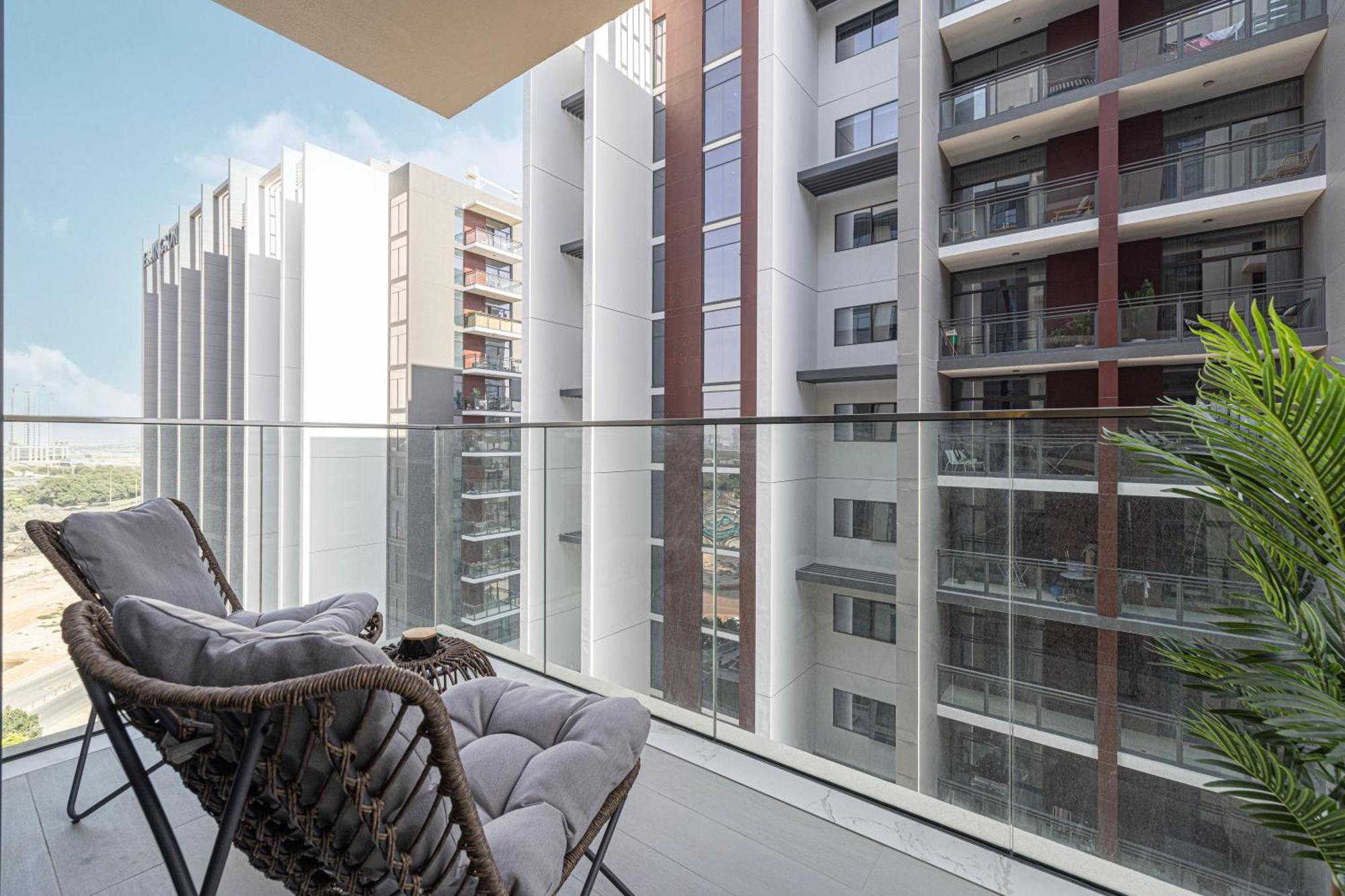 High-end 1br-panoramic Views, Pool With Burj Khalifa View, Padel & Rooftop Bbq Experience Apartment *