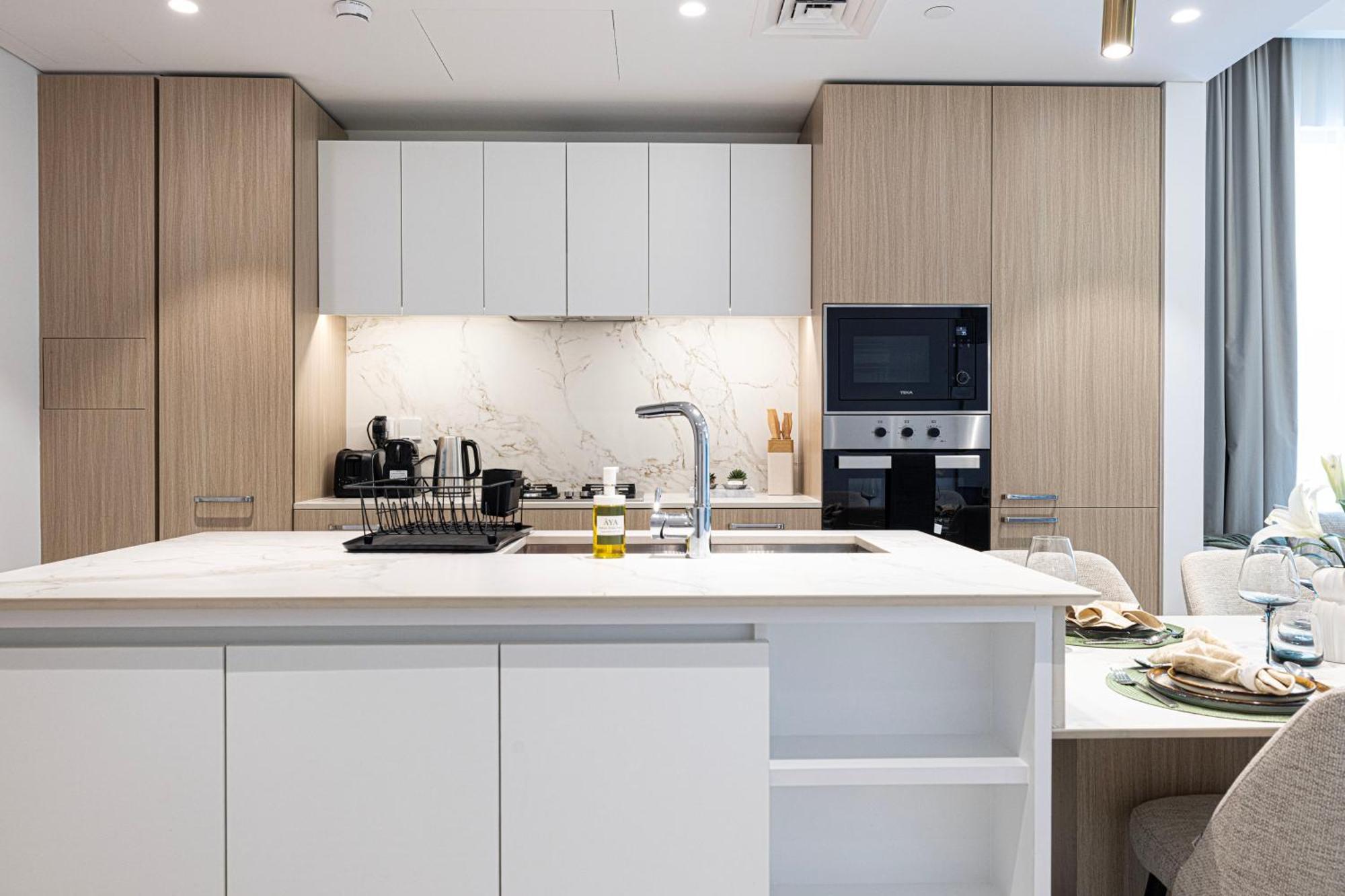 High-end 1br-panoramic Views, Pool With Burj Khalifa View, Padel & Rooftop Bbq Experience Dubai