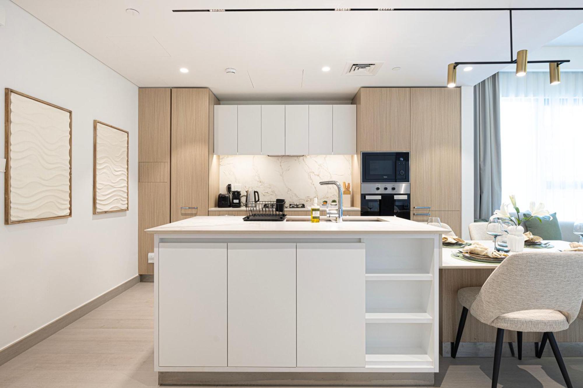 High-end 1br-panoramic Views, Pool With Burj Khalifa View, Padel & Rooftop Bbq Experience