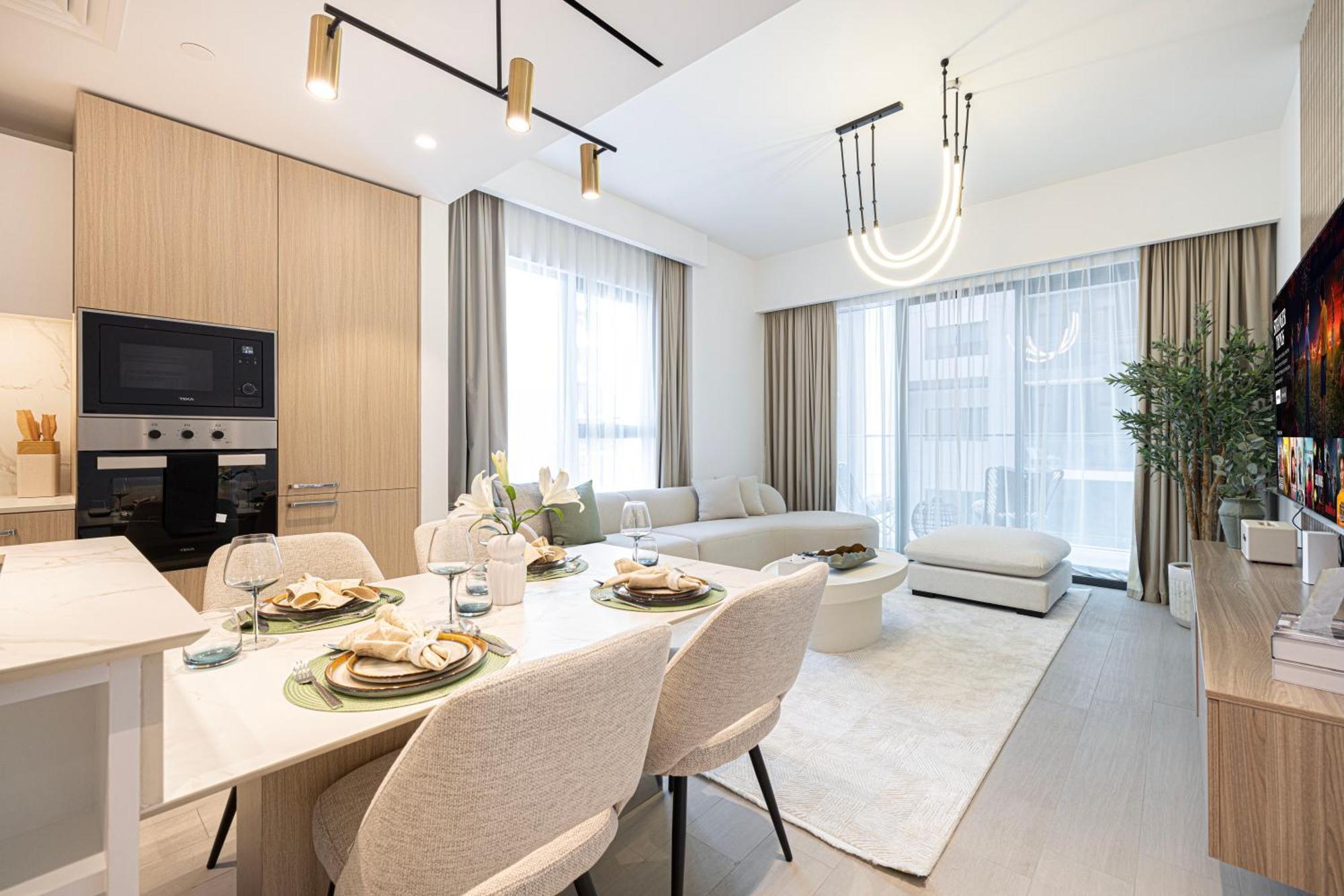 High-end 1br-panoramic Views, Pool With Burj Khalifa View, Padel & Rooftop Bbq Experience * Dubai