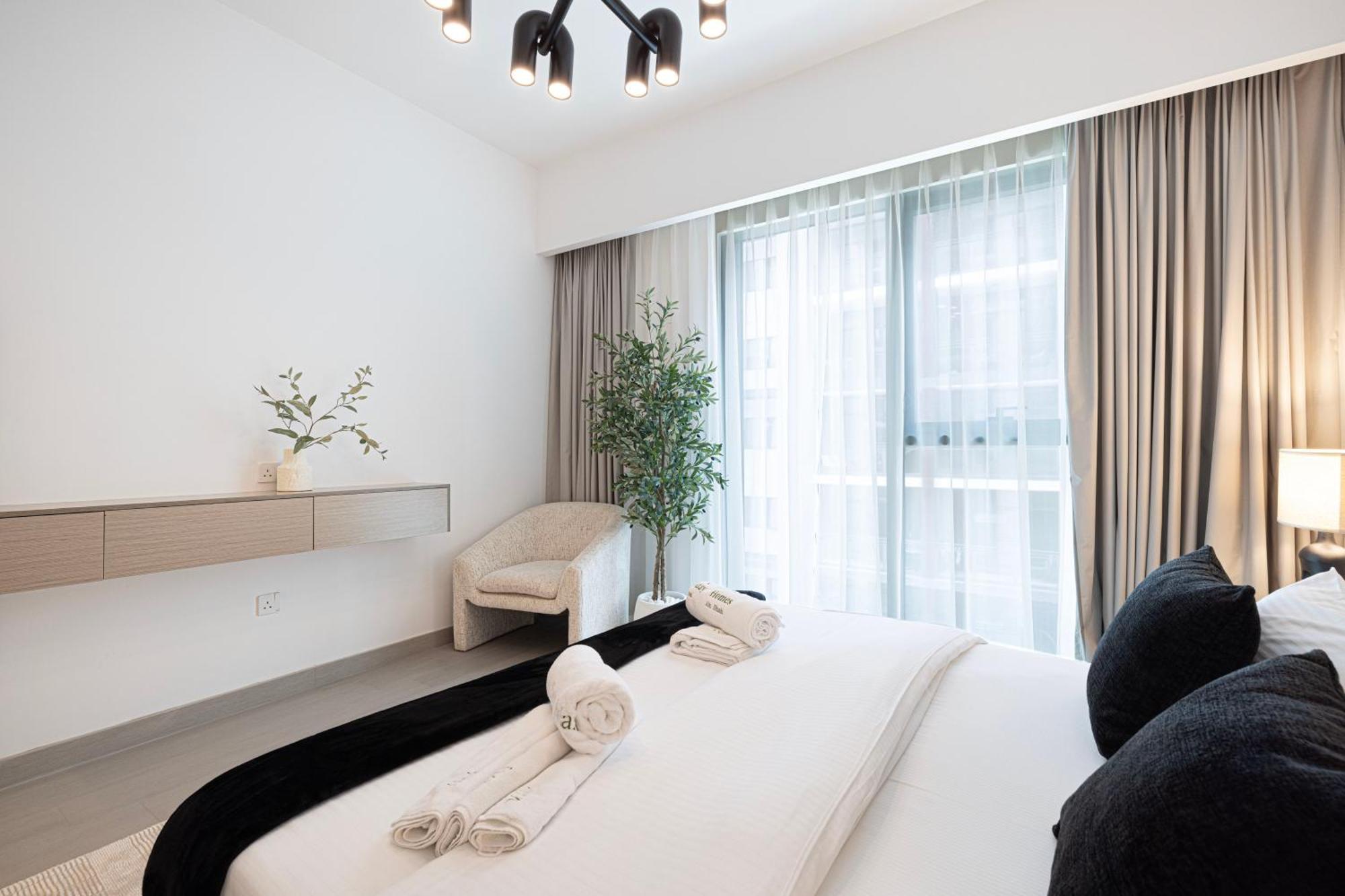 Apartment High-end 1br-panoramic Views, Pool With Burj Khalifa View, Padel & Rooftop Bbq Experience